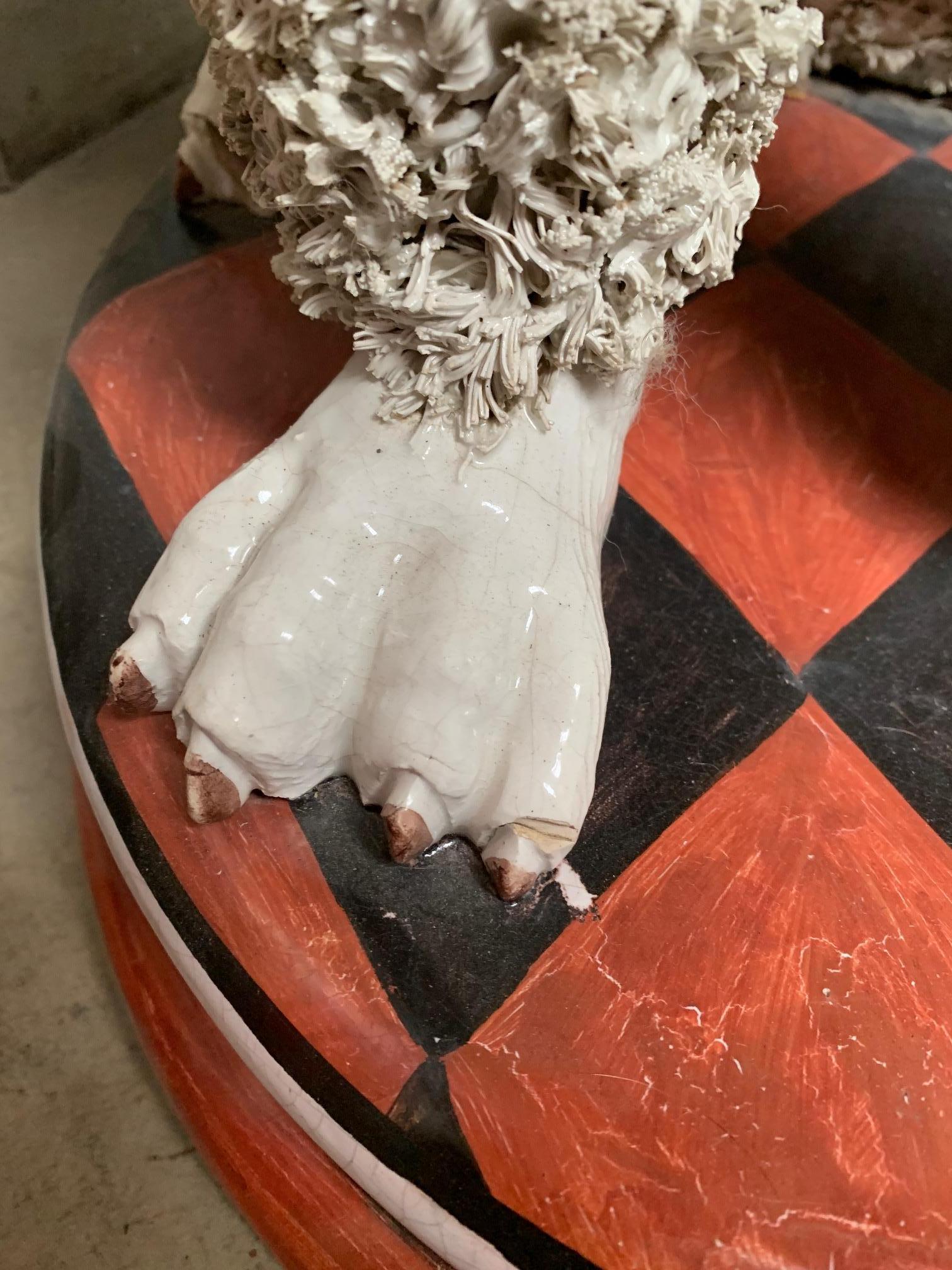 Grande sculpture italienne du milieu du siècle dernier, en céramique blanche, chien spaghetti standard État moyen - En vente à Dallas, TX