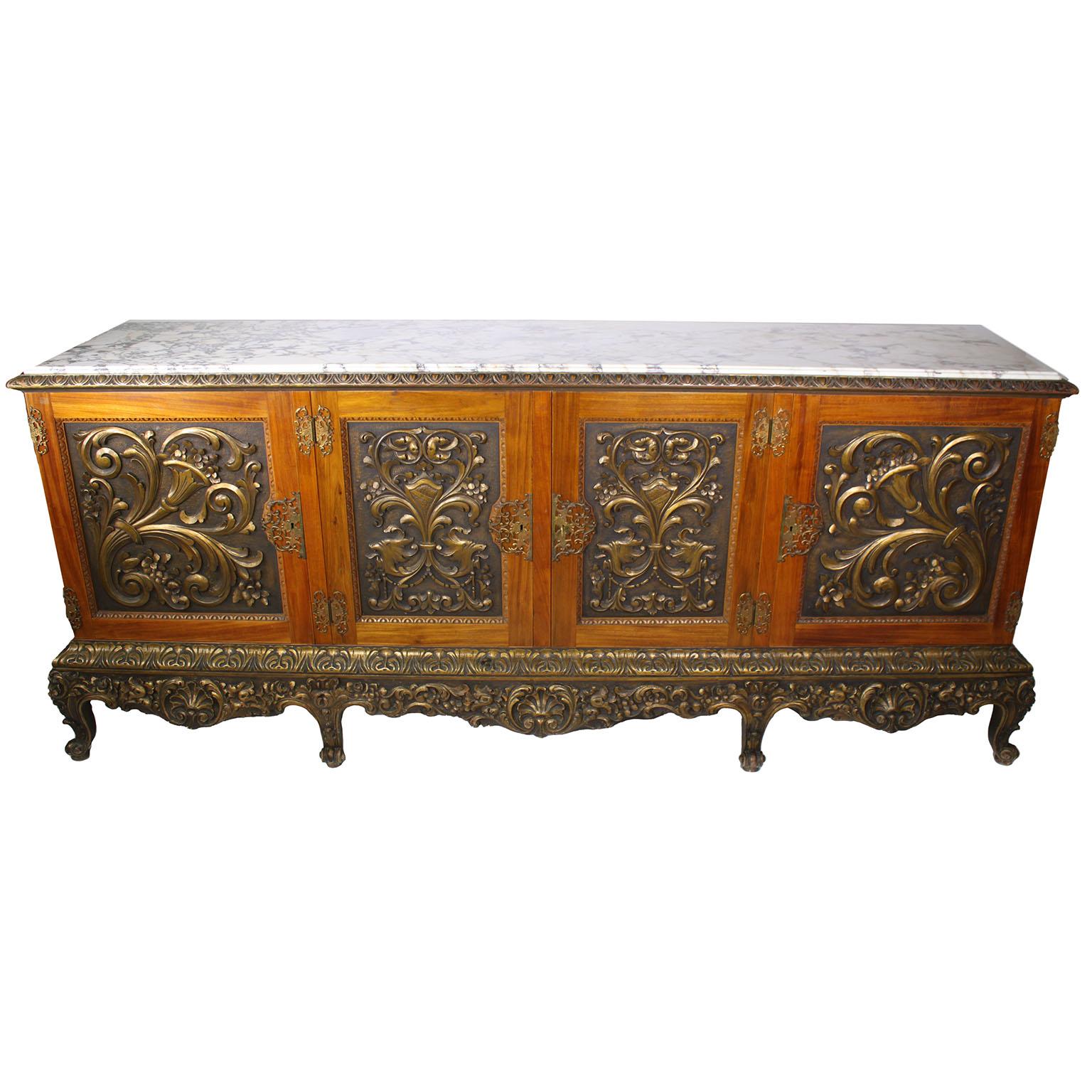 Belle Époque Grand buffet de service italien du début du 20ème siècle en bois doré sculpté avec dessus en marbre en vente