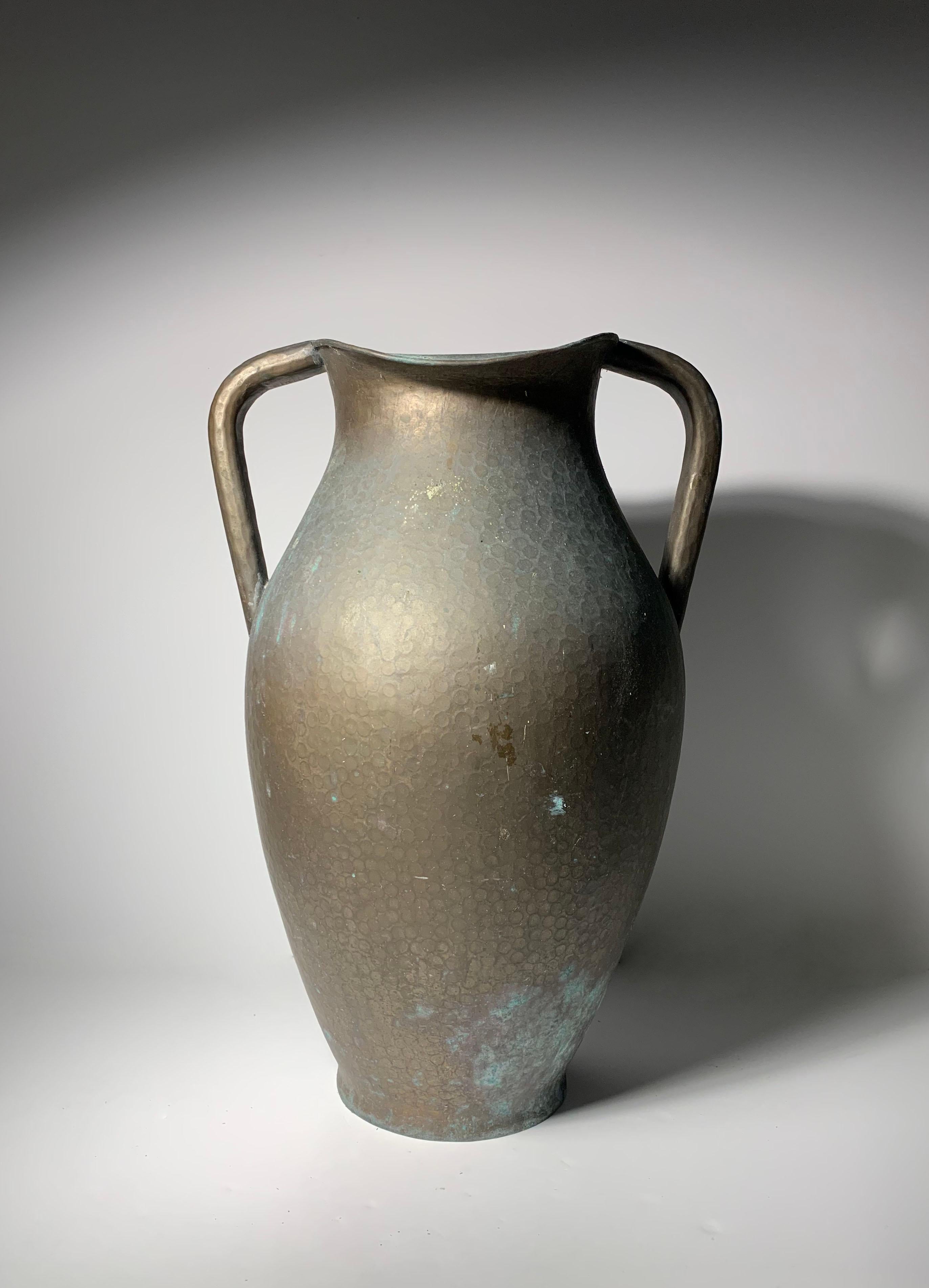 Mid-Century Modern A Large Italian Egidio Casagrande Hammered Brass Garden Urn Vase For Sale