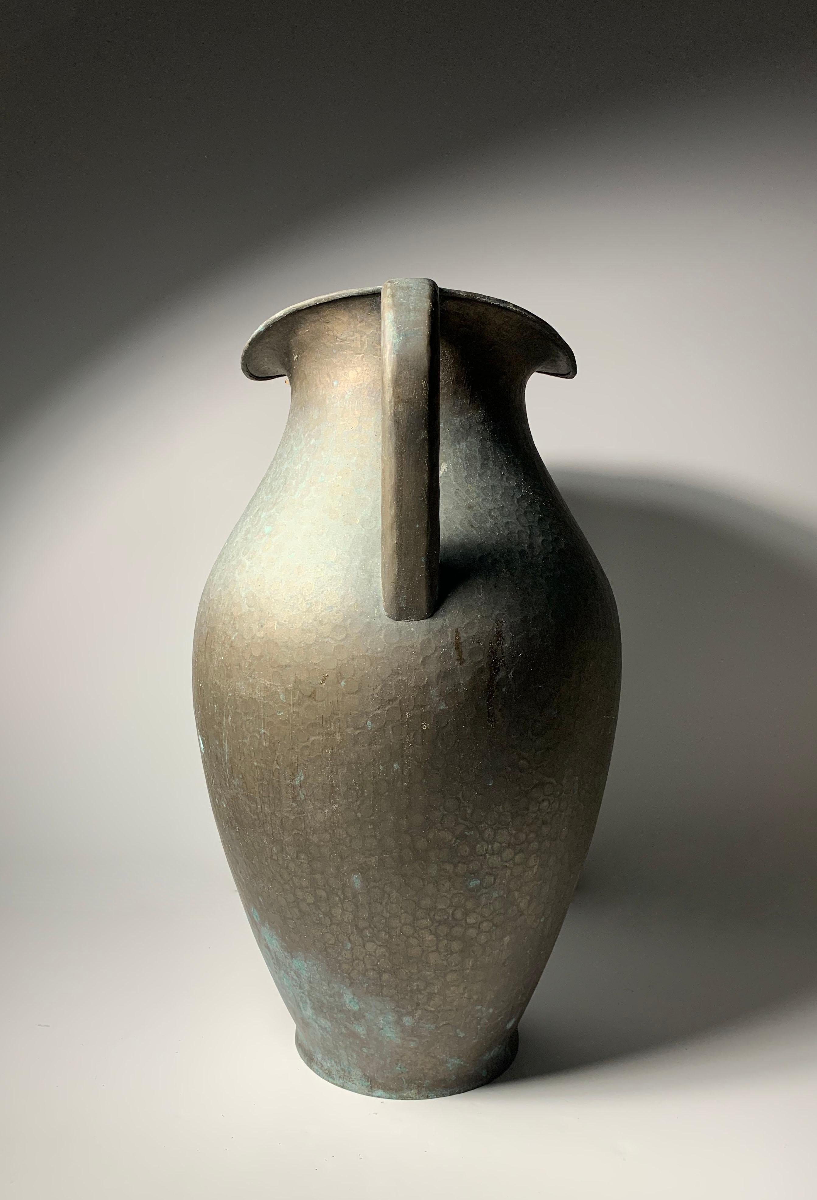 A Large Italian Egidio Casagrande Hammered Brass Garden Urn Vase In Good Condition For Sale In Chicago, IL