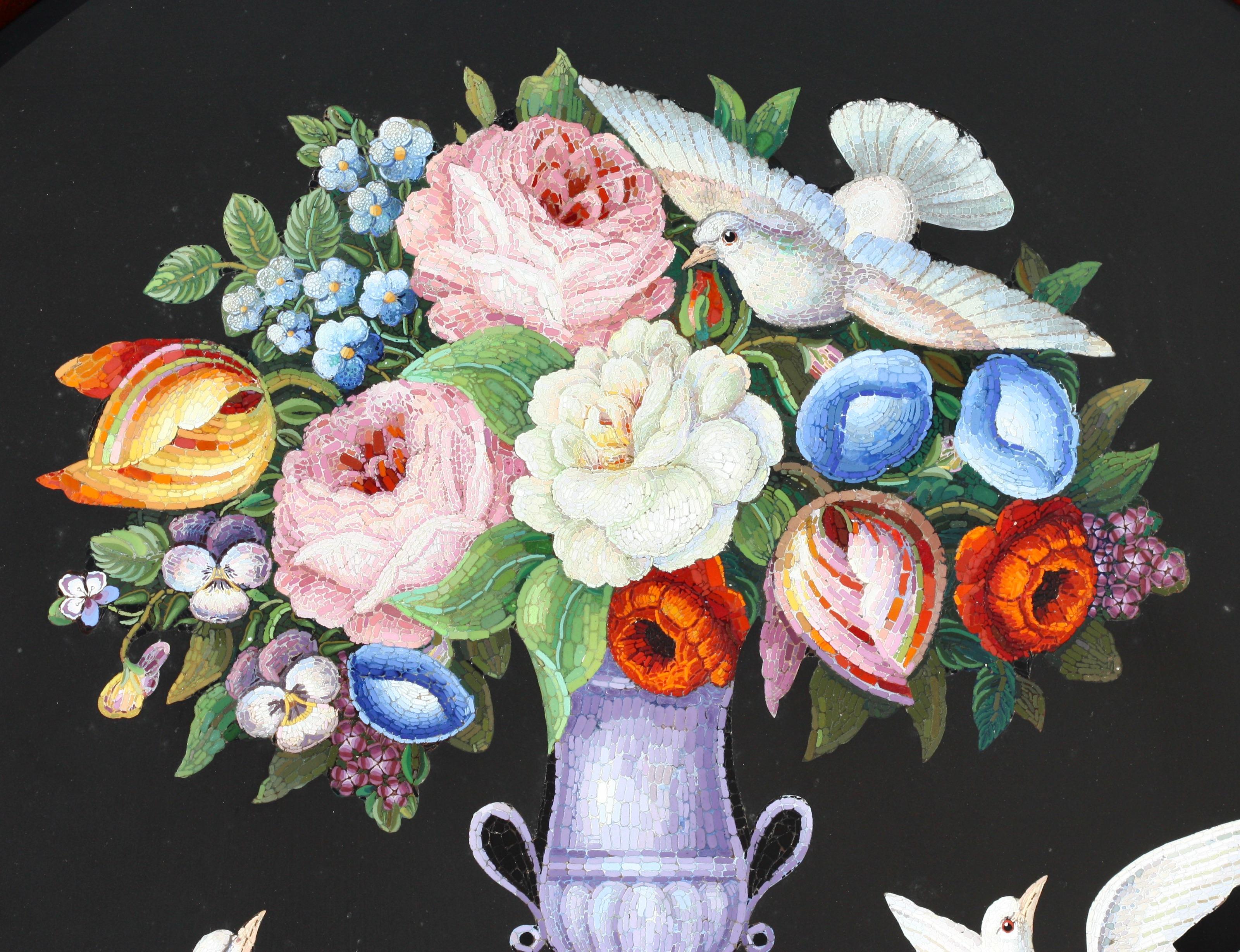 Eine große runde italienische Mikromosaikplatte mit Blumenmuster
Rom, um 1870, Darstellung einer Vase mit Tauben und Blumen auf schwarzem Grund
ohne Rahmen: 44 cm. 17.3 in. hoch, 43 cm. 16.9 in. breit
mit Rahmen: 60 cm. 23.62 in. hoch, 60 cm.