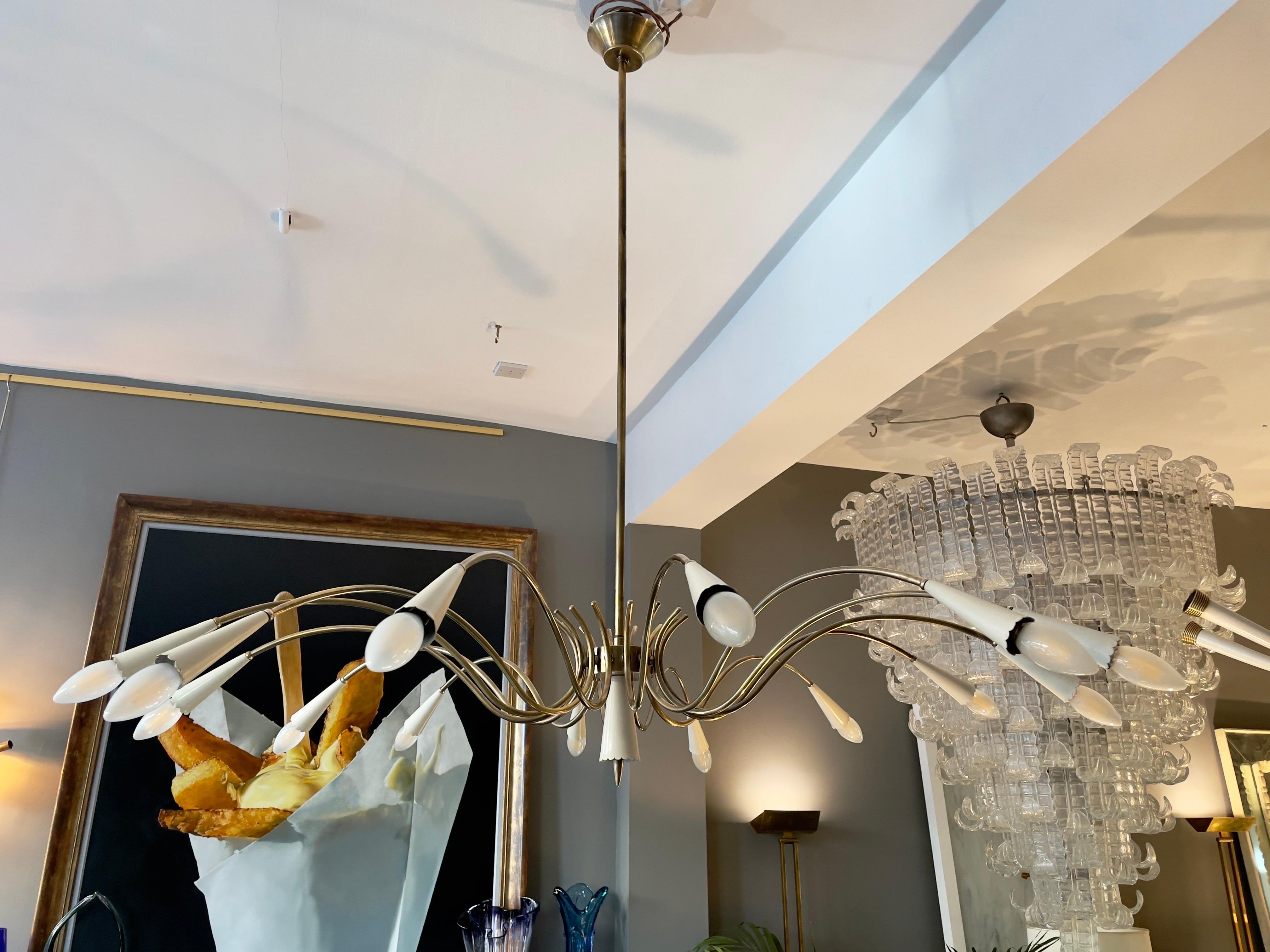 Large Italian Mid Century Brass Spider Chandelier In Good Condition In London, GB