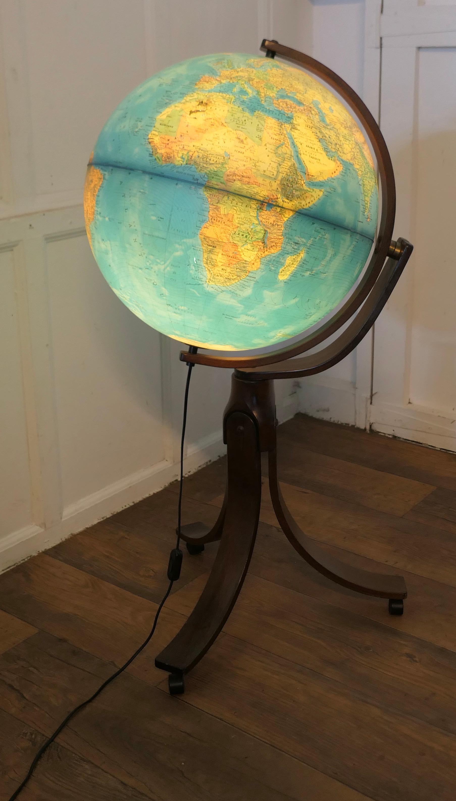 Un grande globo terrestre italiano della metà del secolo scorso di Ricoscope 


Questo è un globo terrestre molto grande ed elegante degli anni '60 di Ricoscope, è completamente illuminato e si trova su un supporto in legno curvato dal design