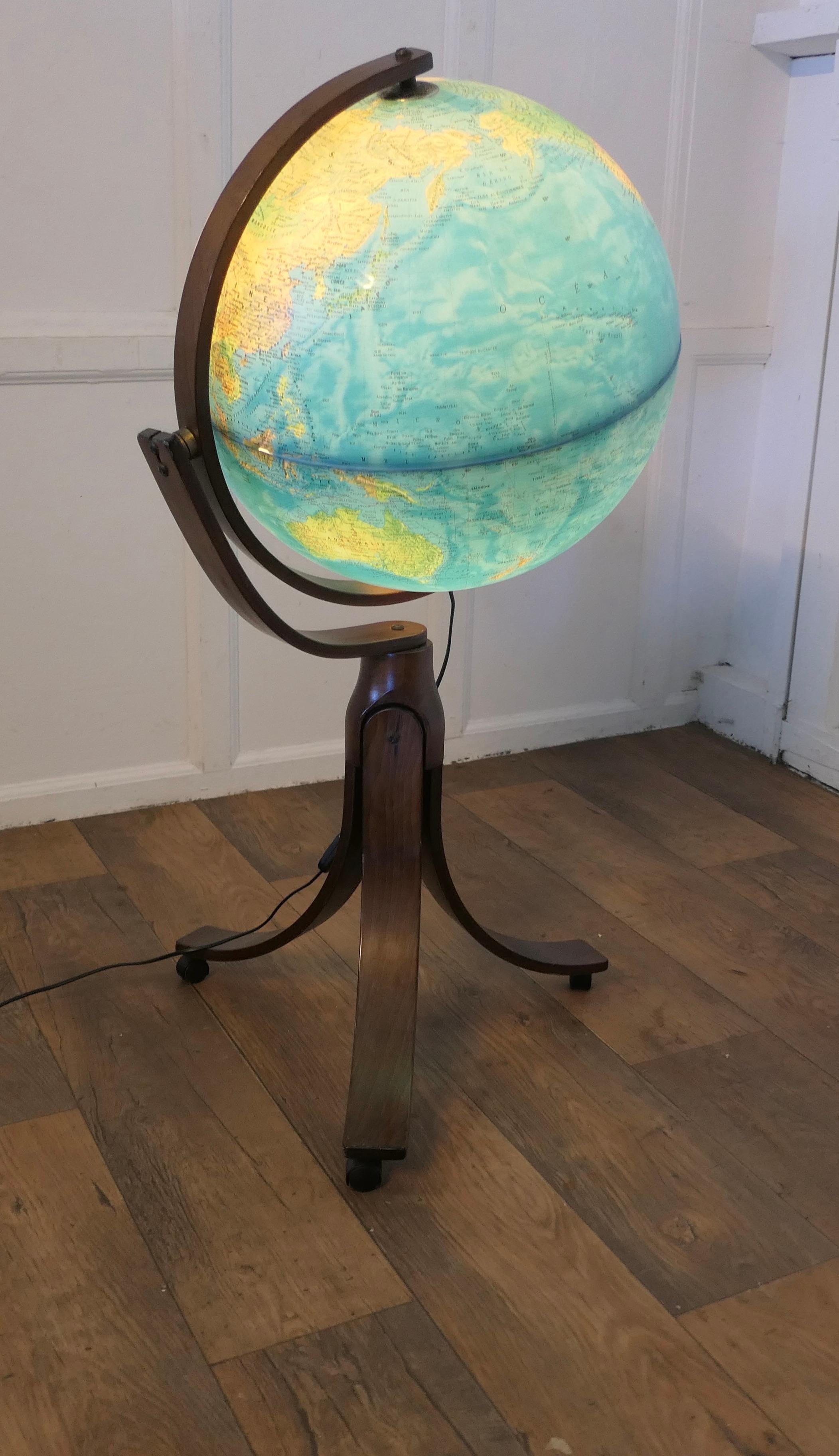 Mid-Century moderno Un grande globo terrestre italiano della metà del secolo scorso di Ricoscope in vendita