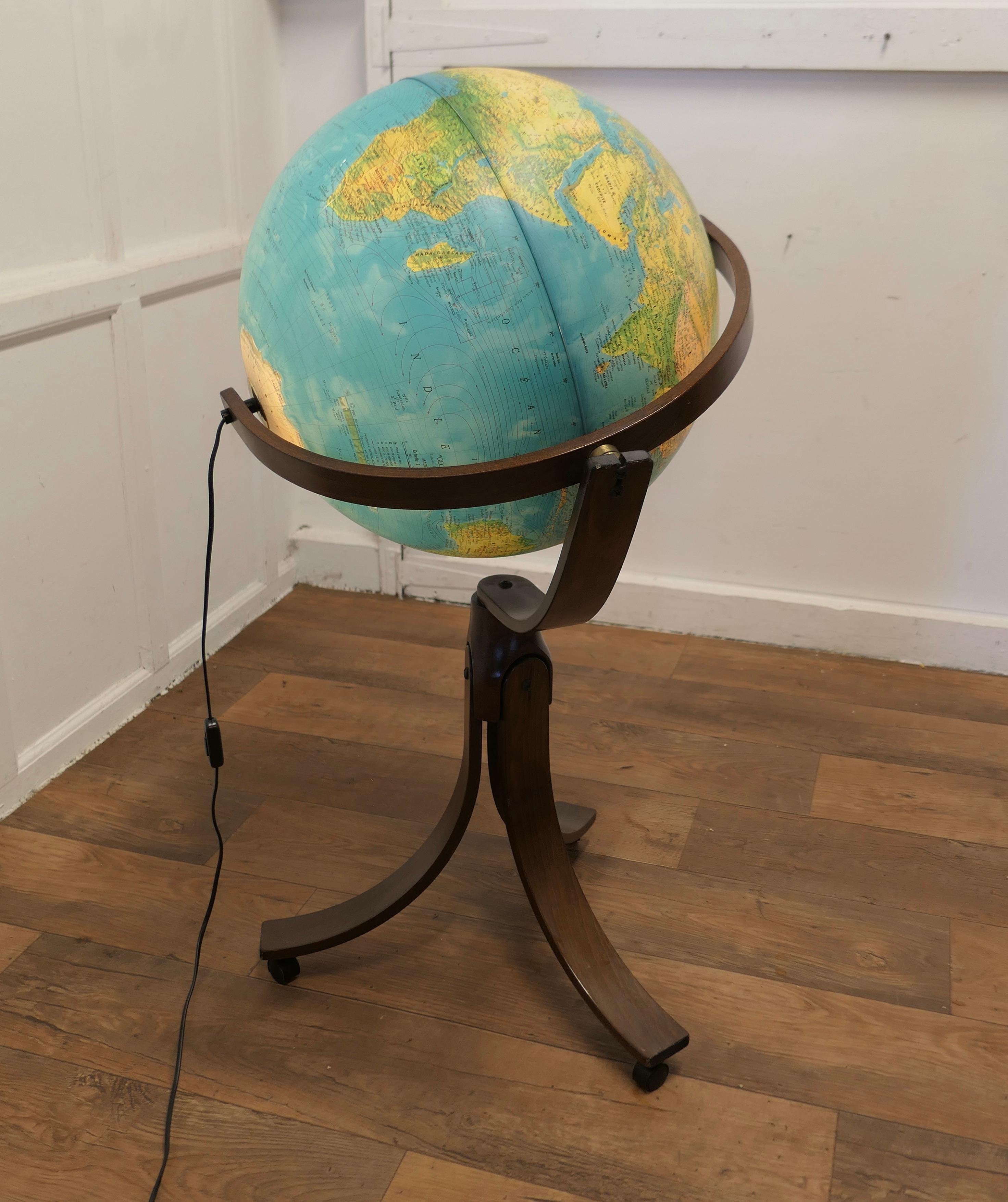 Un grande globo terrestre italiano della metà del secolo scorso di Ricoscope In condizioni buone in vendita a Godshill, Isle of Wight