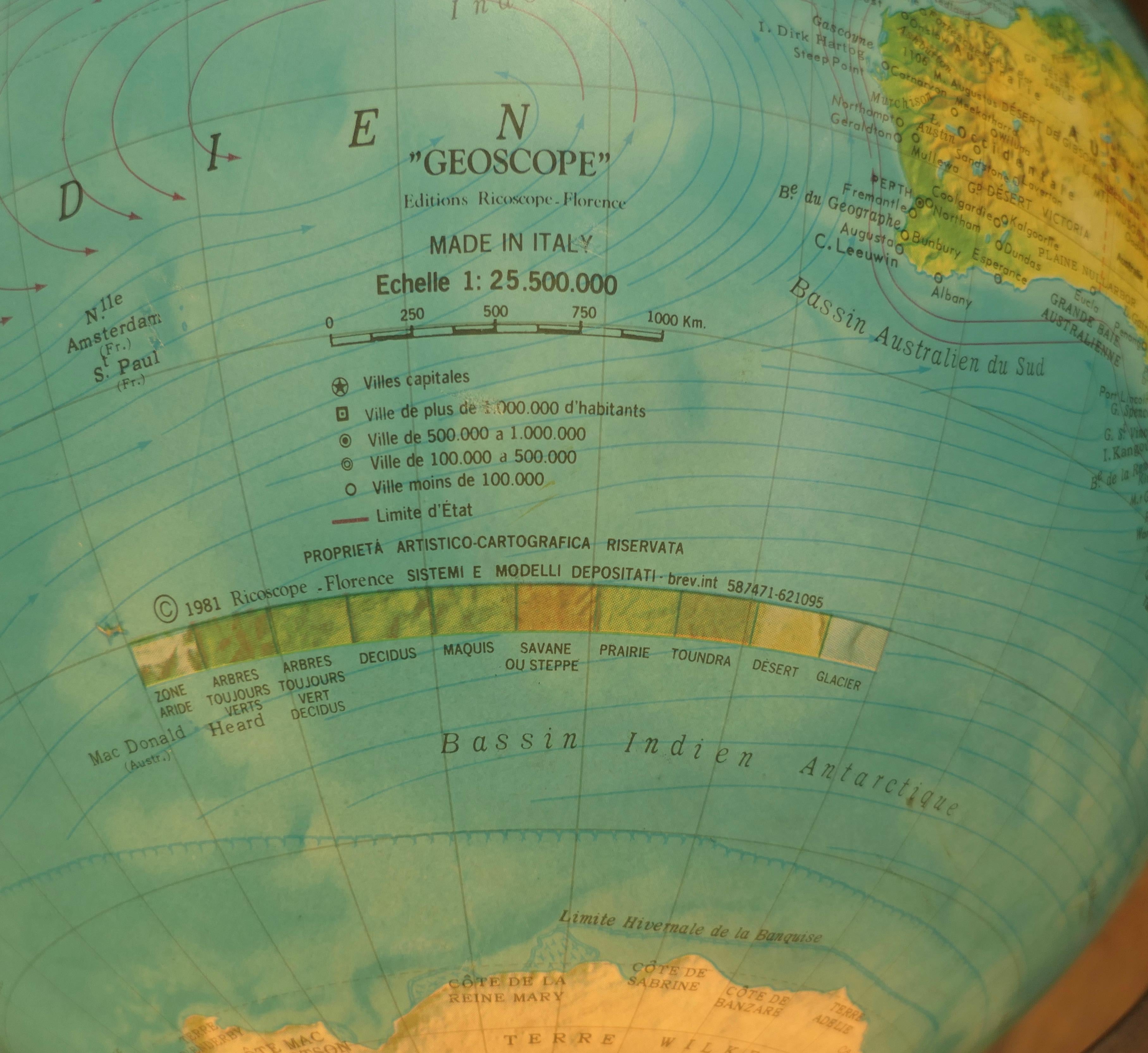 XX secolo Un grande globo terrestre italiano della metà del secolo scorso di Ricoscope in vendita