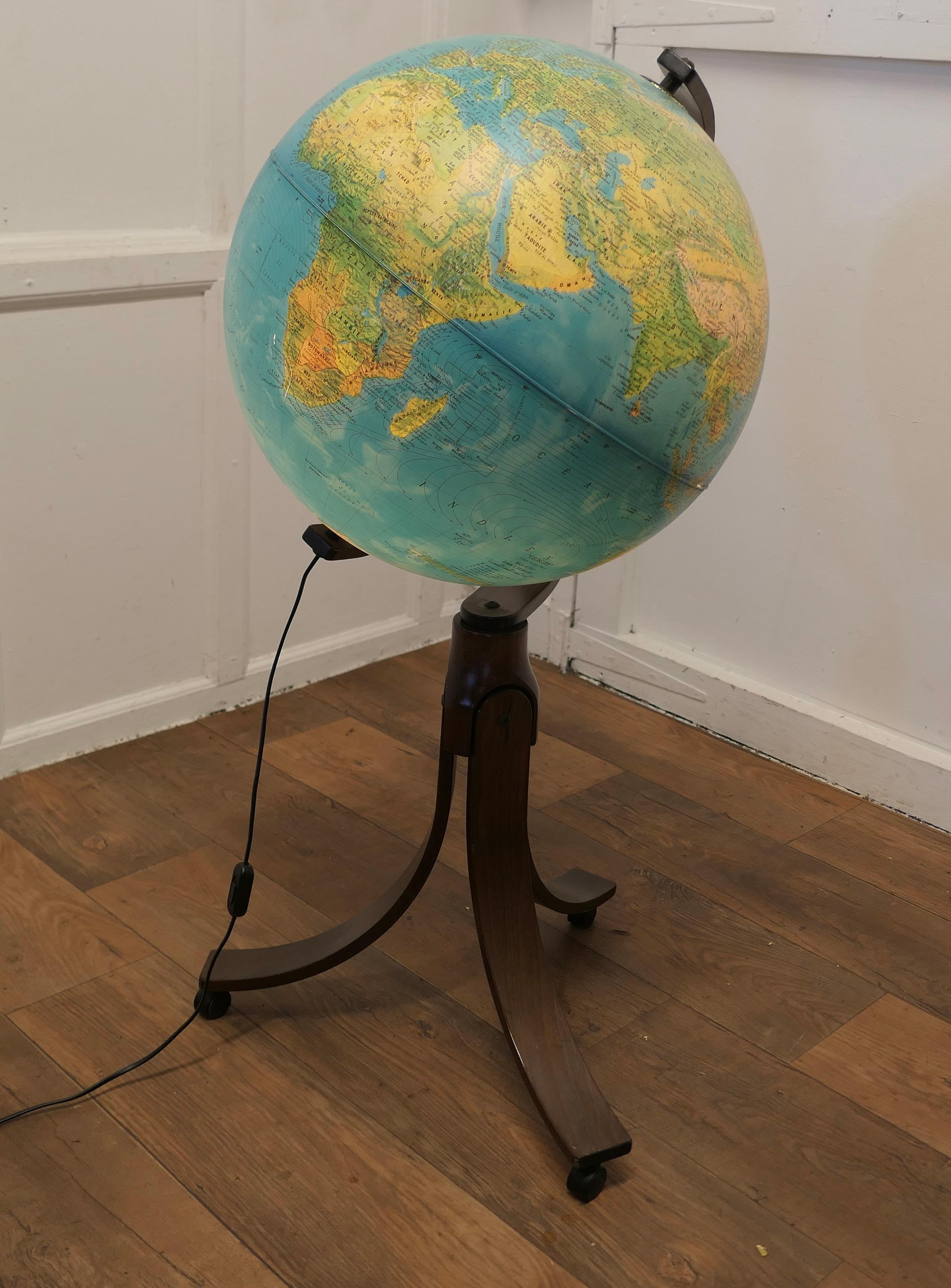 Un grande globo terrestre italiano della metà del secolo scorso di Ricoscope in vendita 1