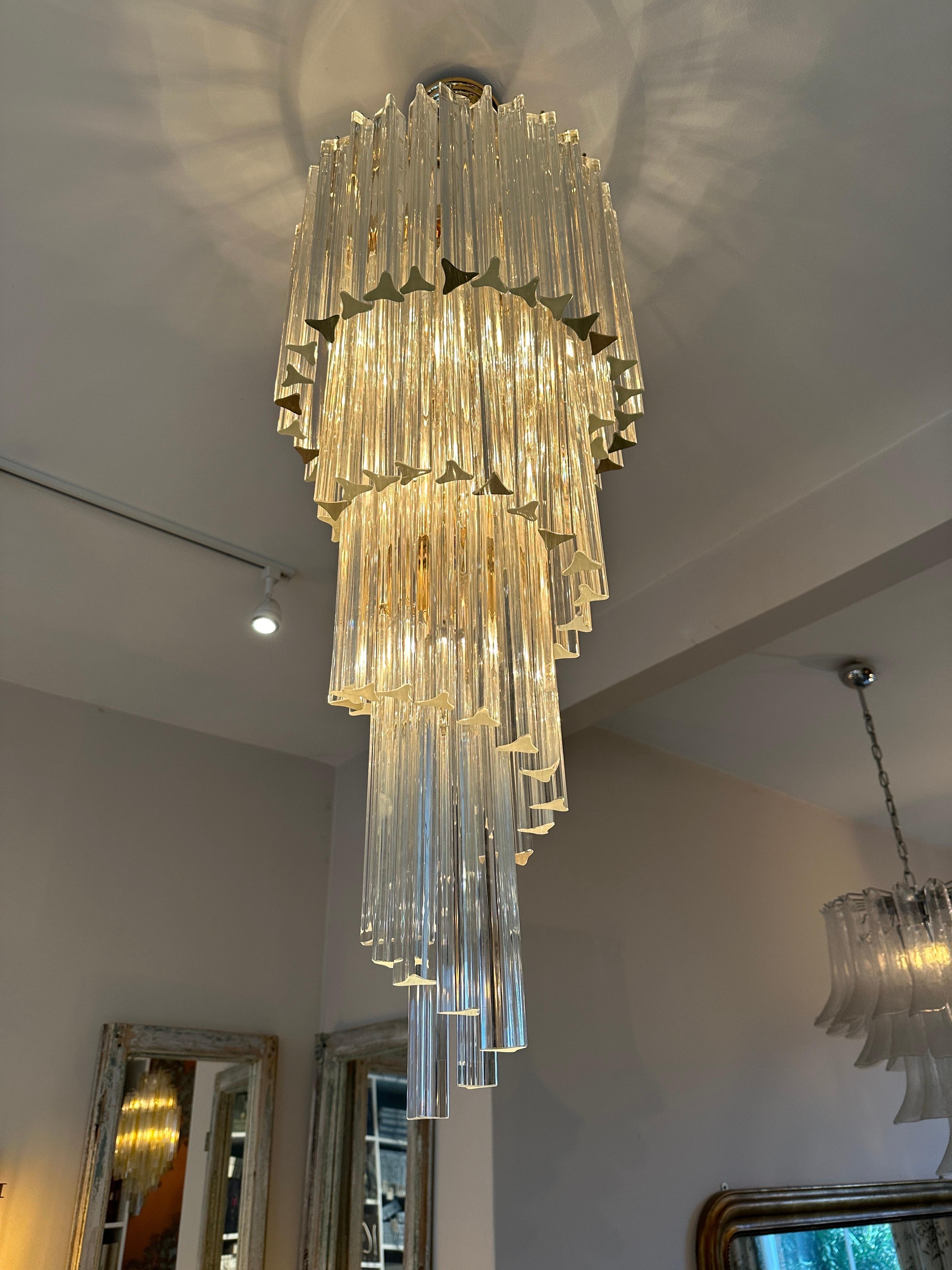 A large Italian Murano Glass Spiral Chandelier By Novaresi  In Good Condition For Sale In London, GB