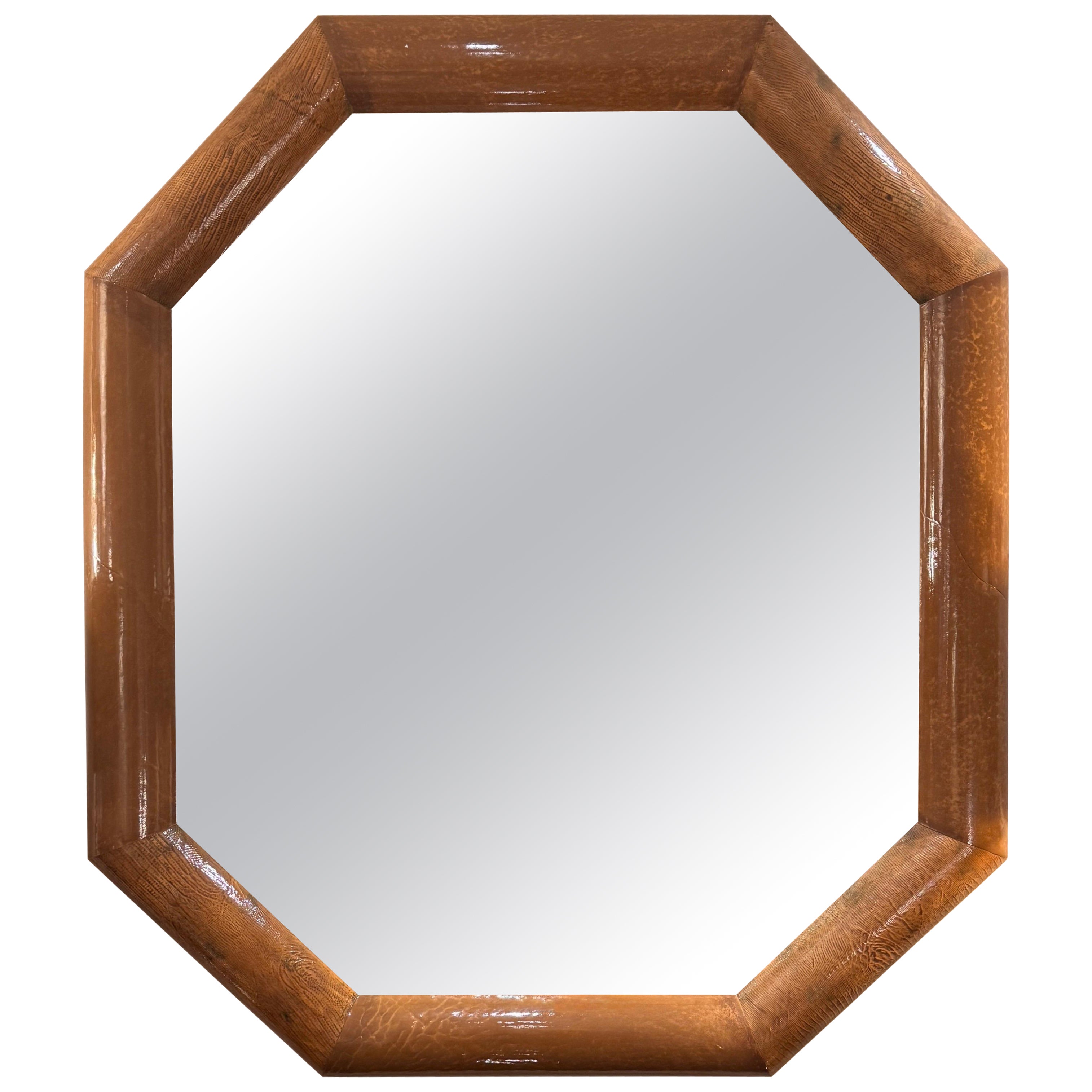 Un grande specchio da parete ottagonale italiano in pelle