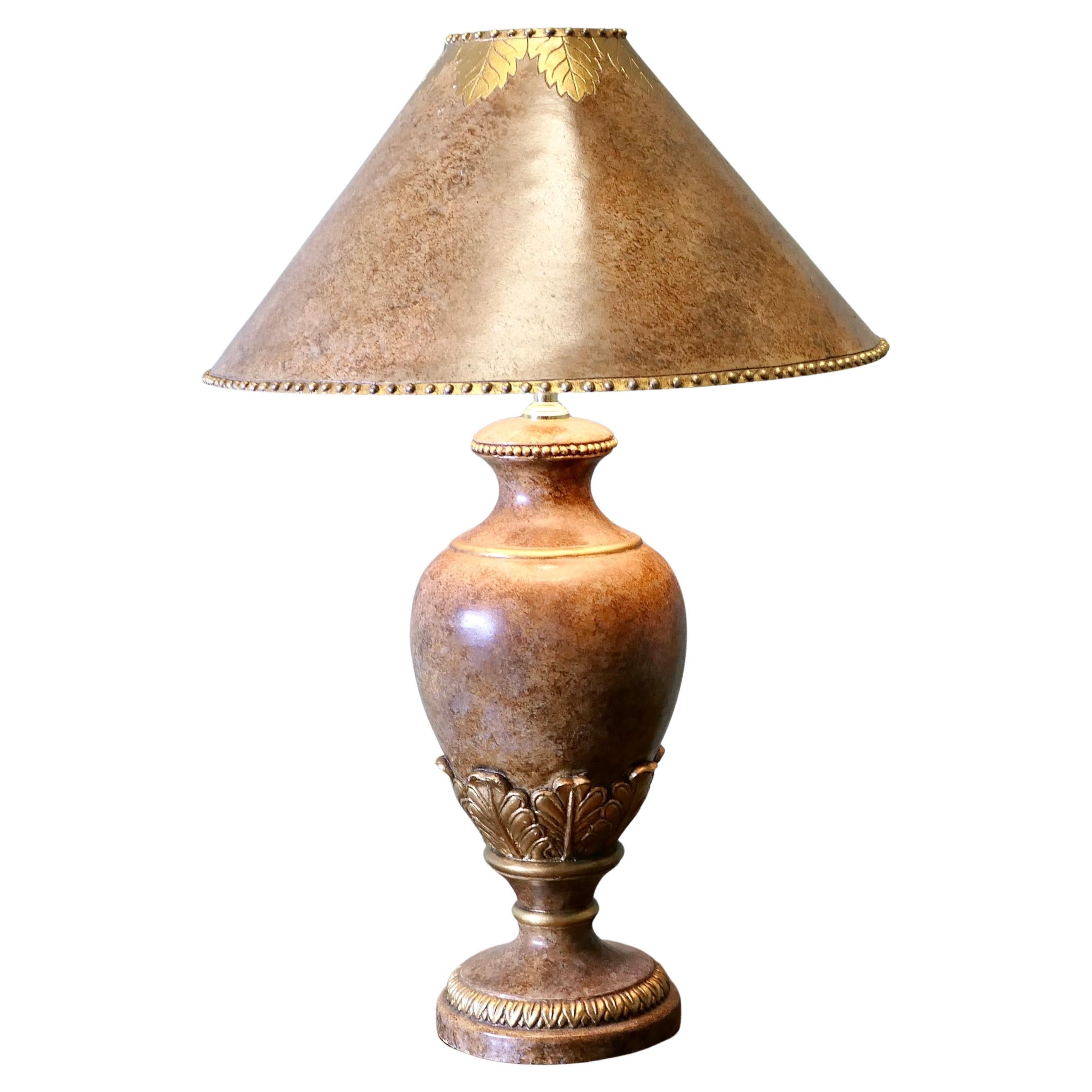 Una grande lampada da tavolo italiana in marmo simulato