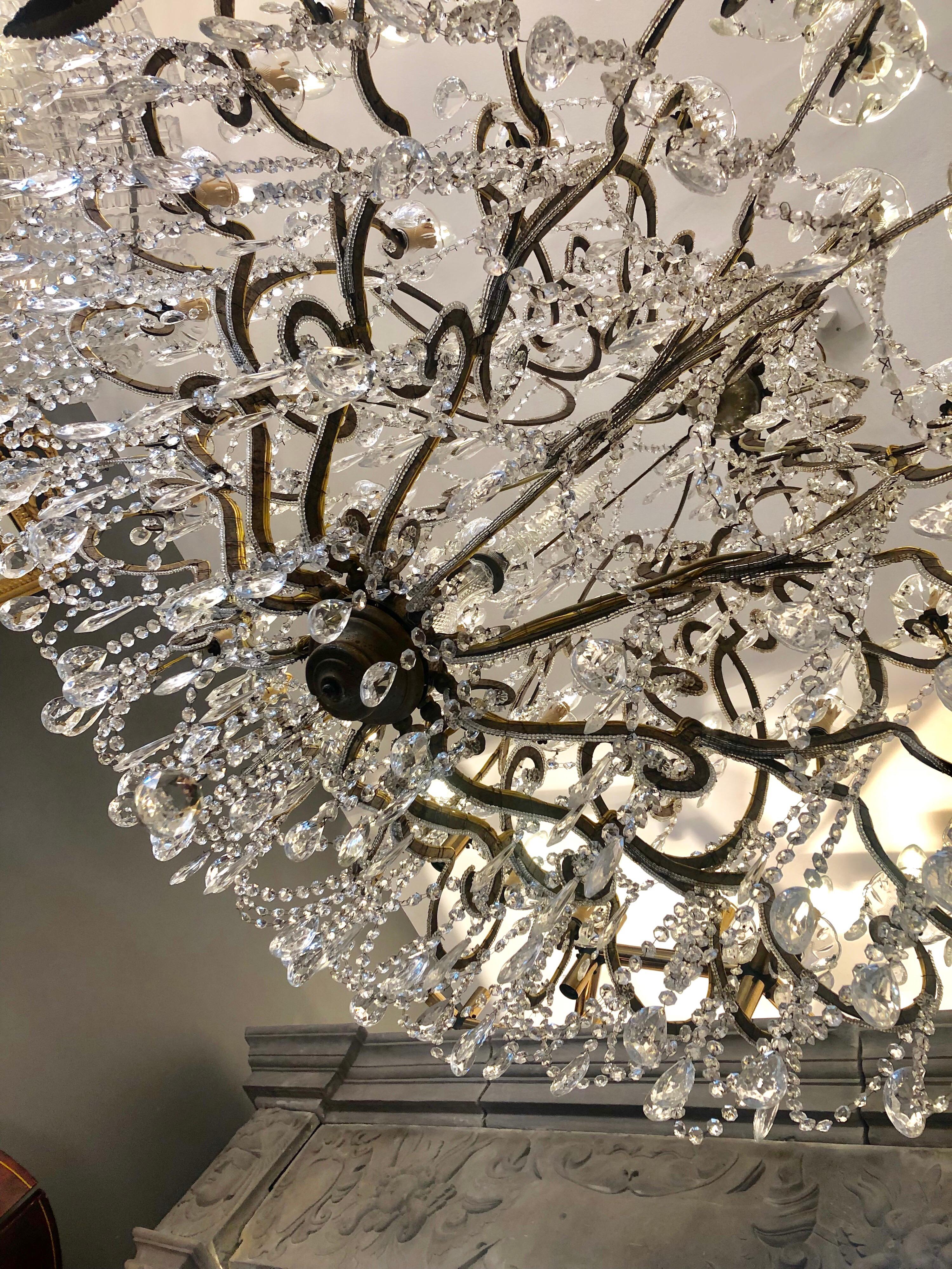 Large Italian Traditional Florentine Two-Tiered 36 Arm Chandelier In Good Condition In London, GB