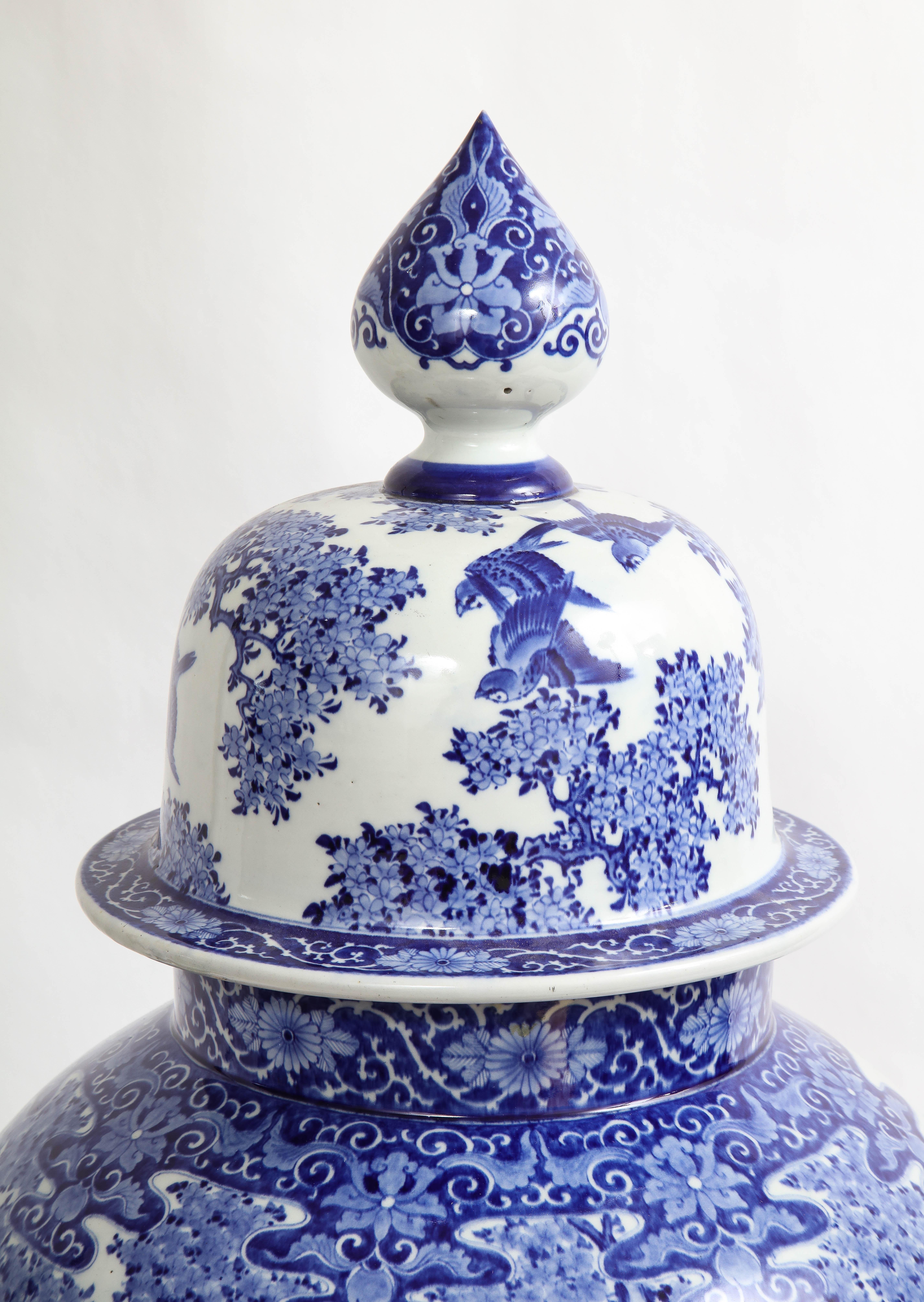 Groe japanische blau-weie Vase mit Fasanen- und Blumendekoration im Angebot 2