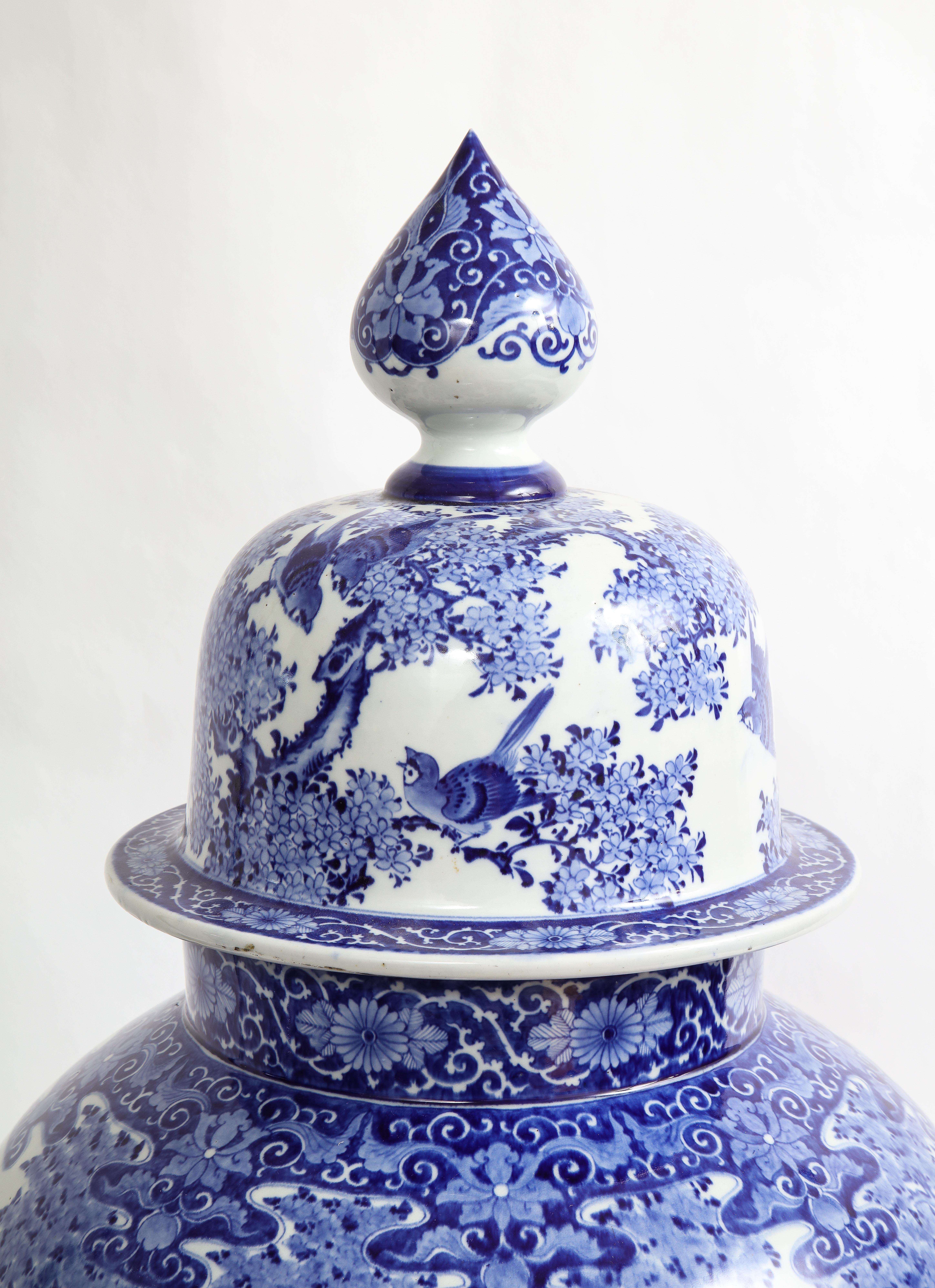 Groe japanische blau-weie Vase mit Fasanen- und Blumendekoration im Angebot 3
