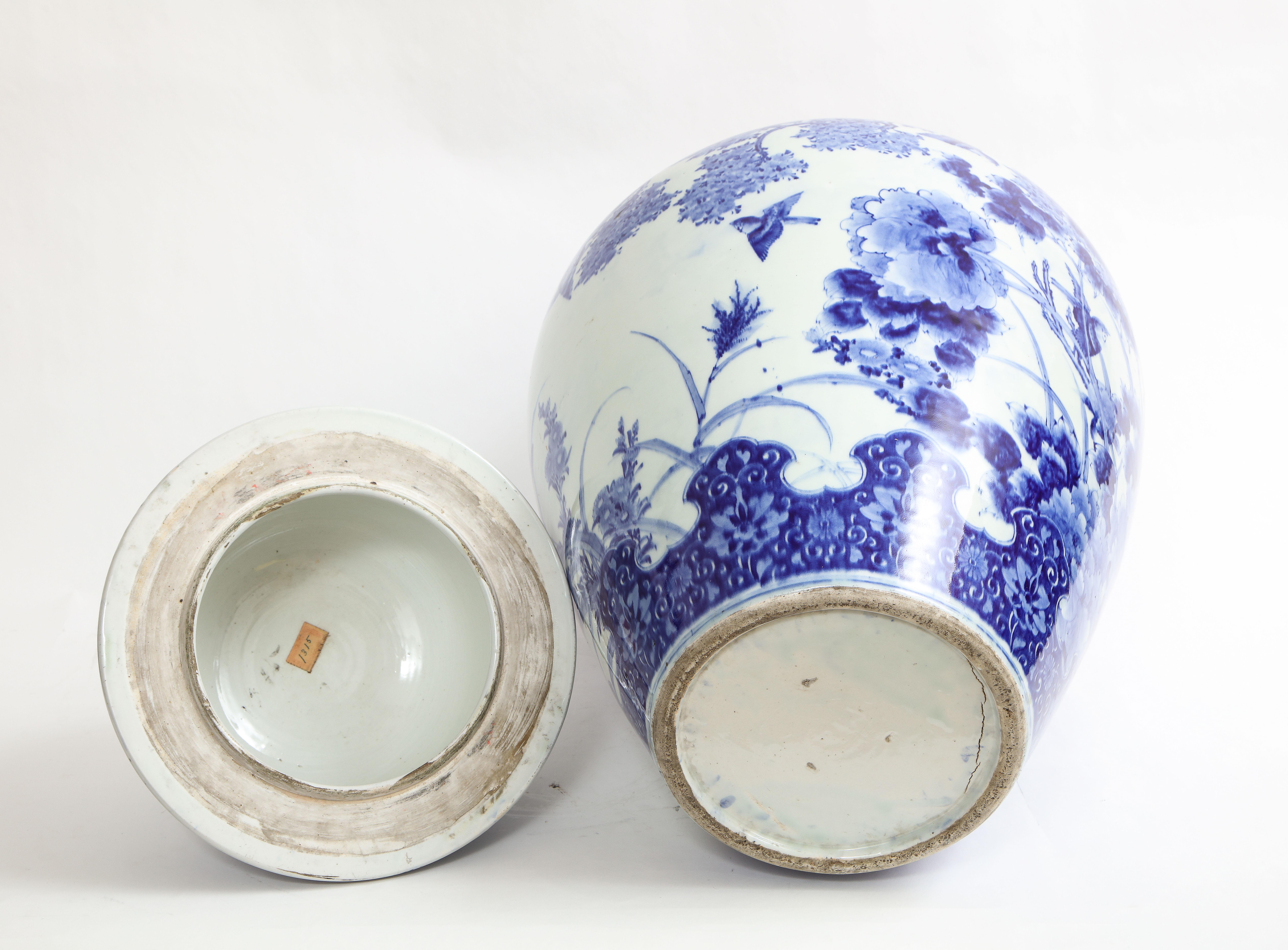 Groe japanische blau-weie Vase mit Fasanen- und Blumendekoration im Angebot 6