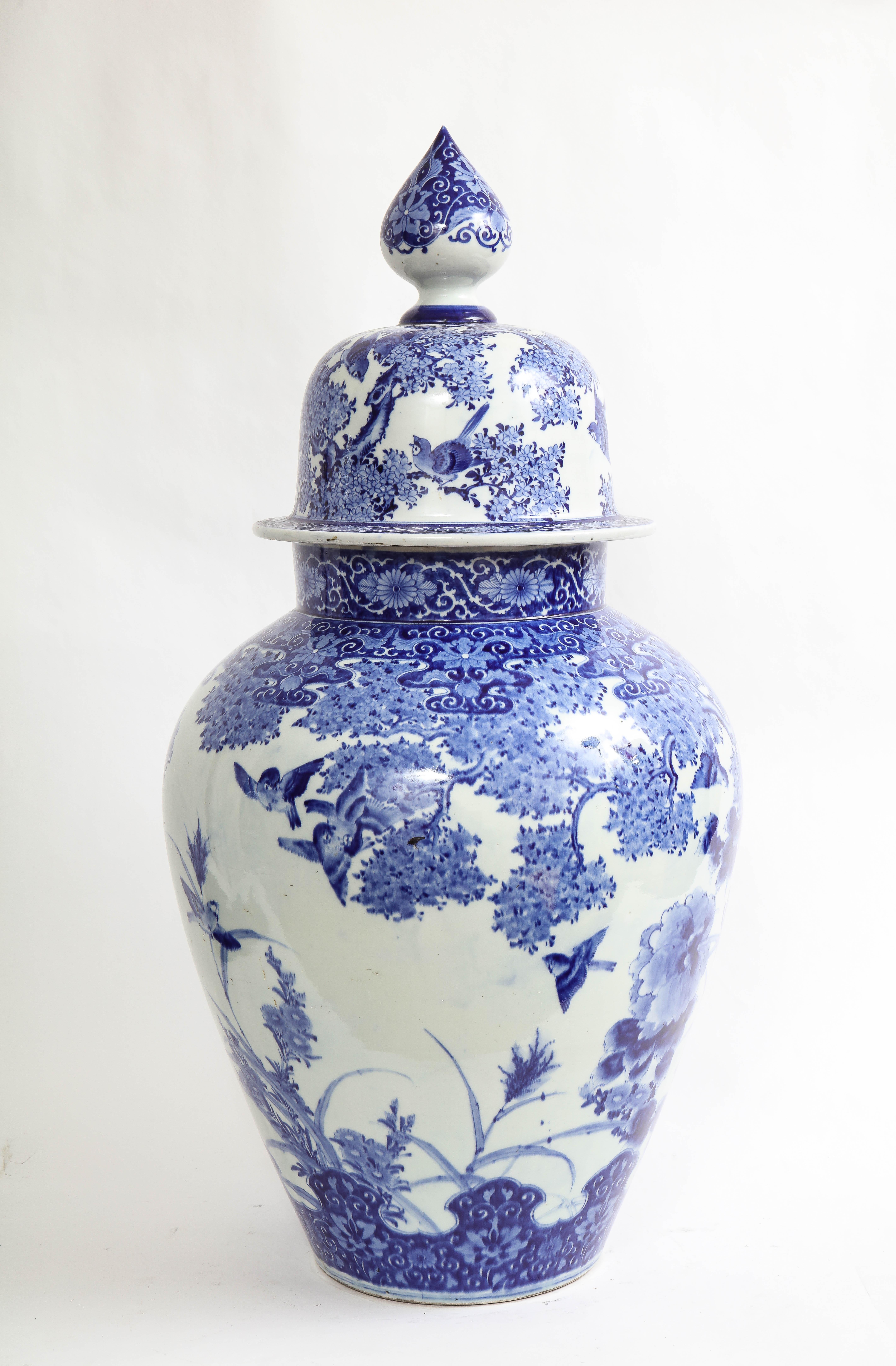 Groe japanische blau-weie Vase mit Fasanen- und Blumendekoration (Japanisch) im Angebot