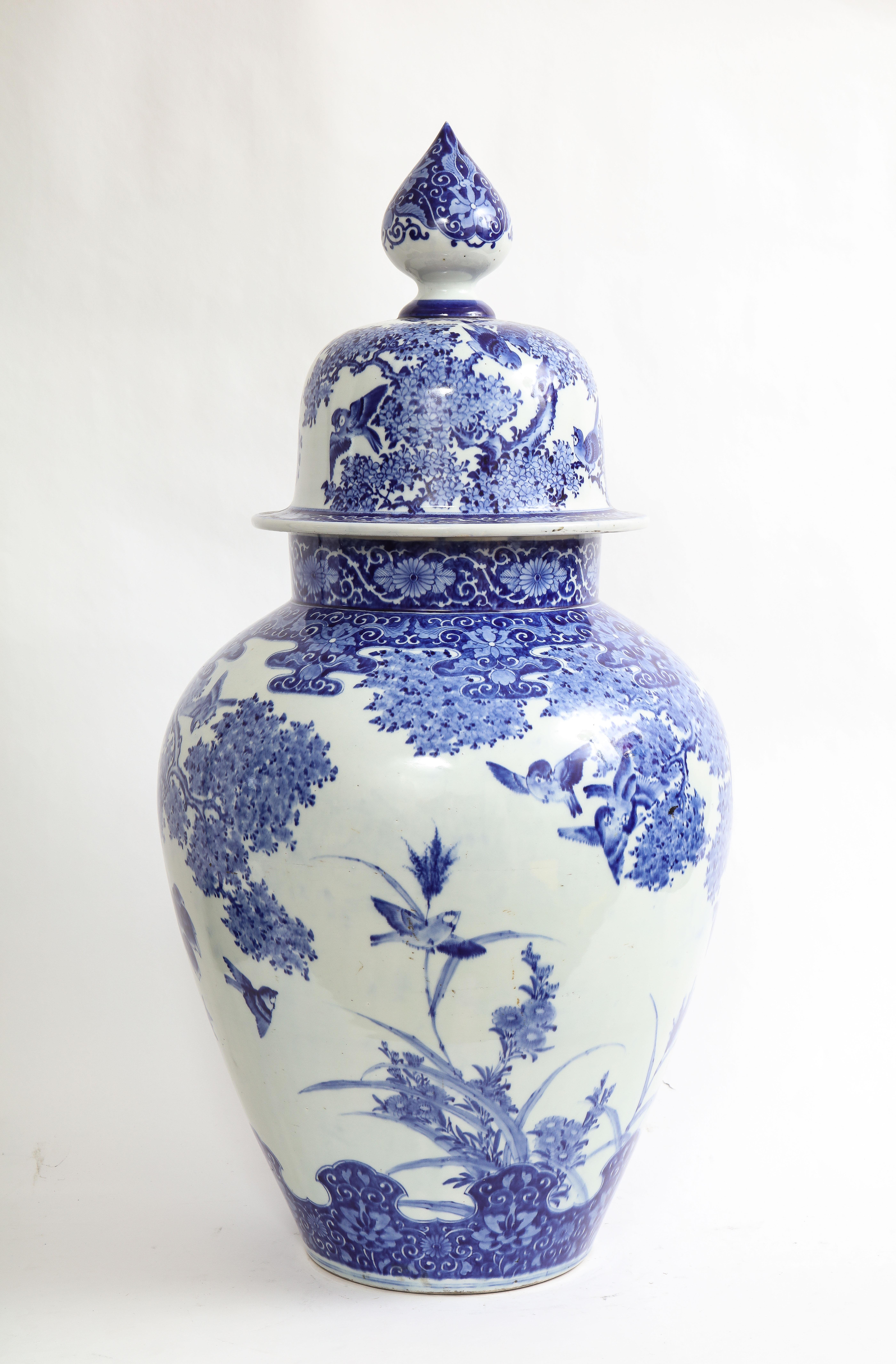 Groe japanische blau-weie Vase mit Fasanen- und Blumendekoration im Zustand „Gut“ im Angebot in New York, NY