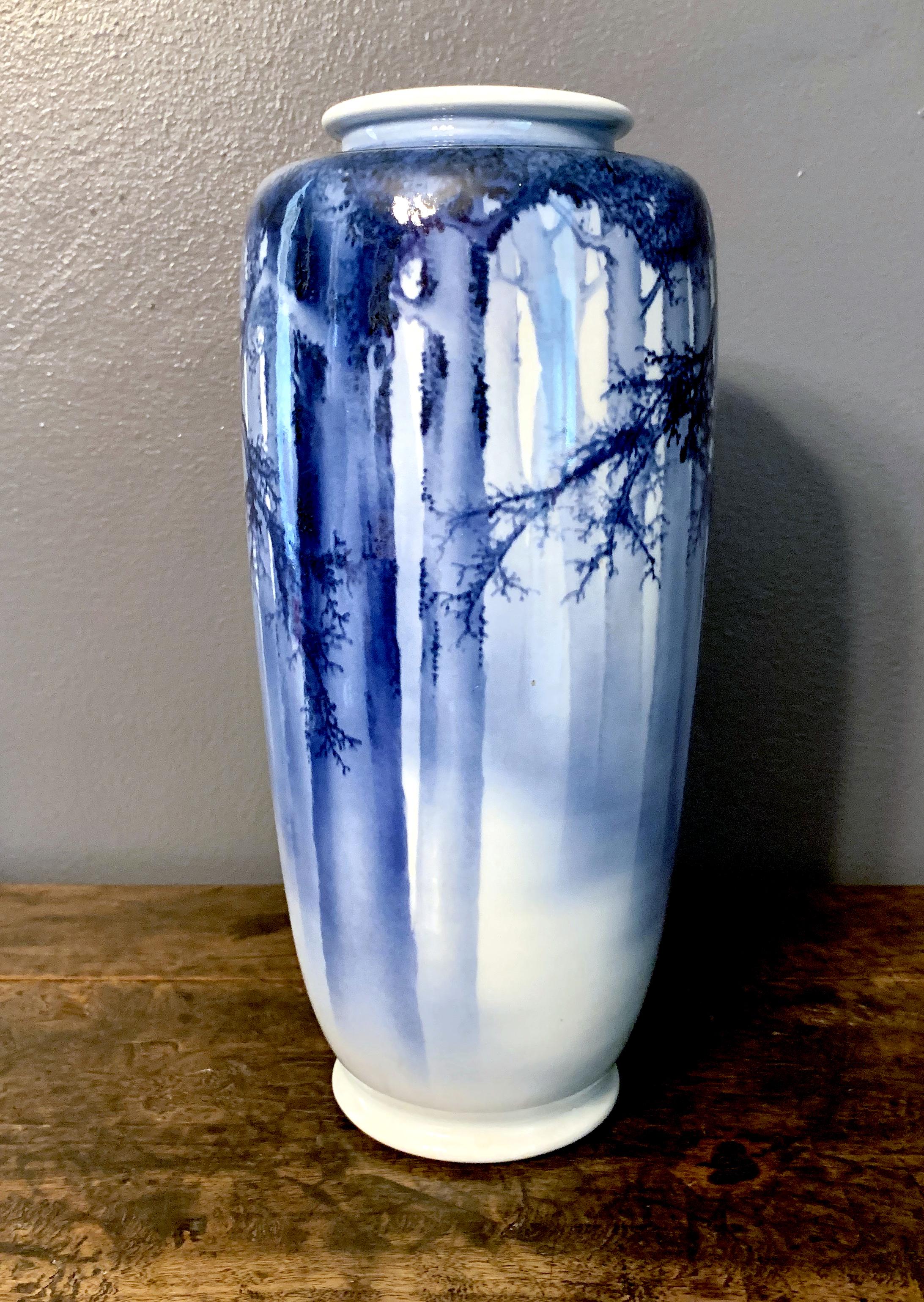 Eine auffällige blau-weiße Vase aus dem Studio des japanischen Töpfers Makuzu Kozan, auch bekannt als Miyagawa Kozan (1842-1916), einem der bekanntesten und meistgesuchten Keramiker der Meiji-Zeit. Der als Miyagawa Toranosuke geborene Kozan gründete