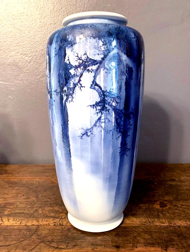 Japonisme Grand vase japonais bleu et blanc par Mazuku Kozan Période Meiji en vente