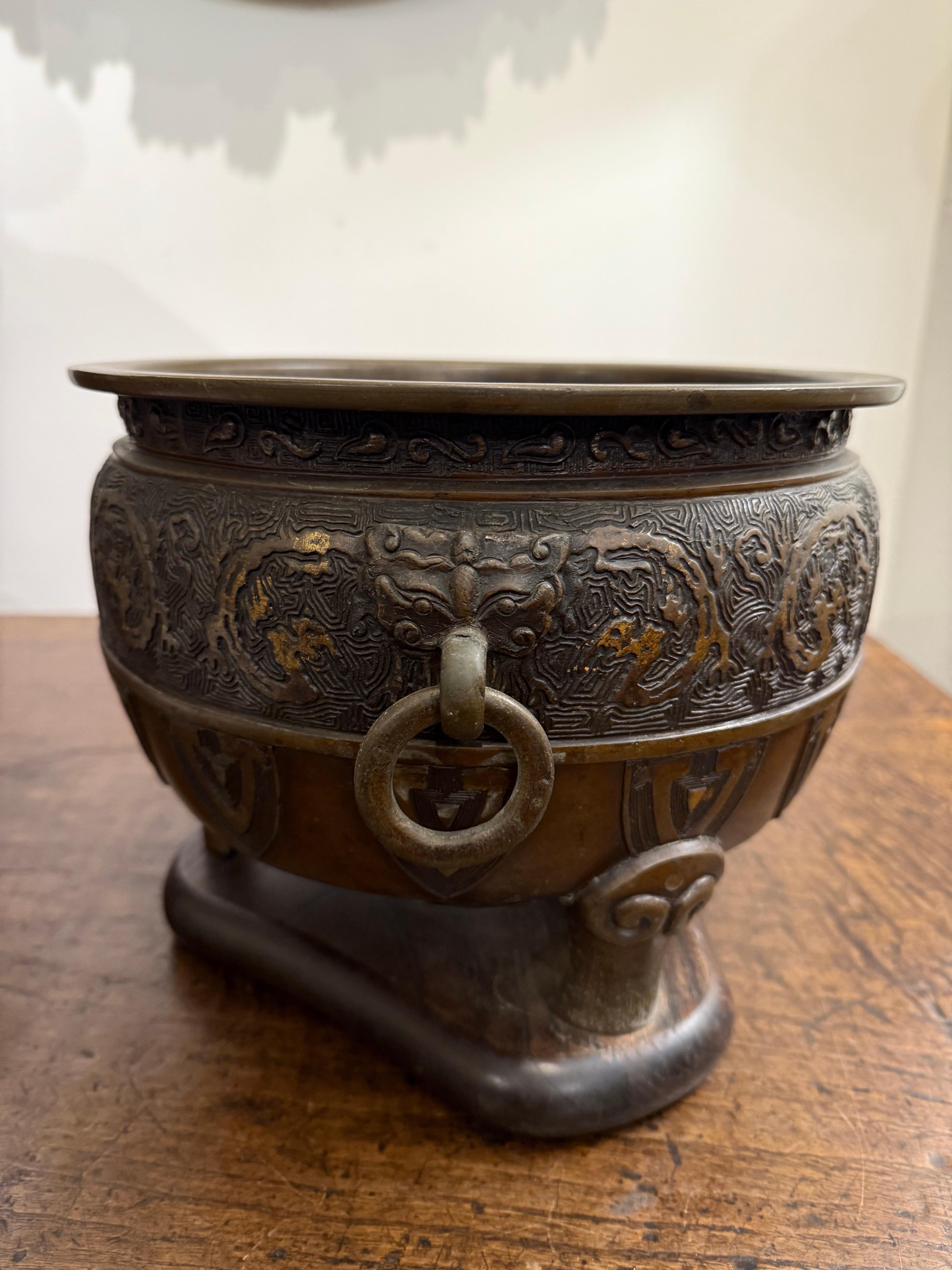 Grand encensoir japonais en bronze moulé, période Meiji, fin du XIXe siècle en vente 4