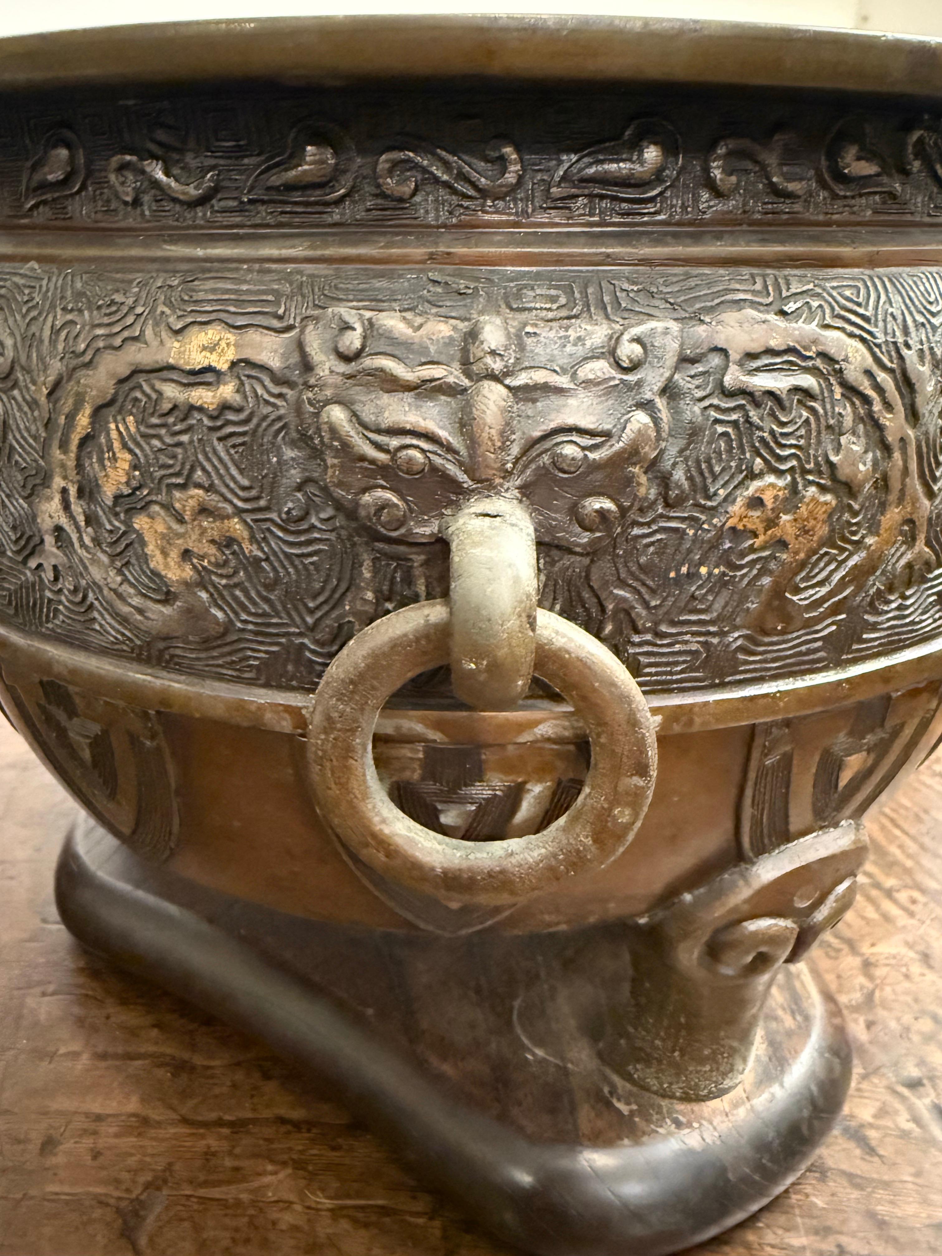 Grand encensoir japonais en bronze moulé, période Meiji, fin du XIXe siècle en vente 5