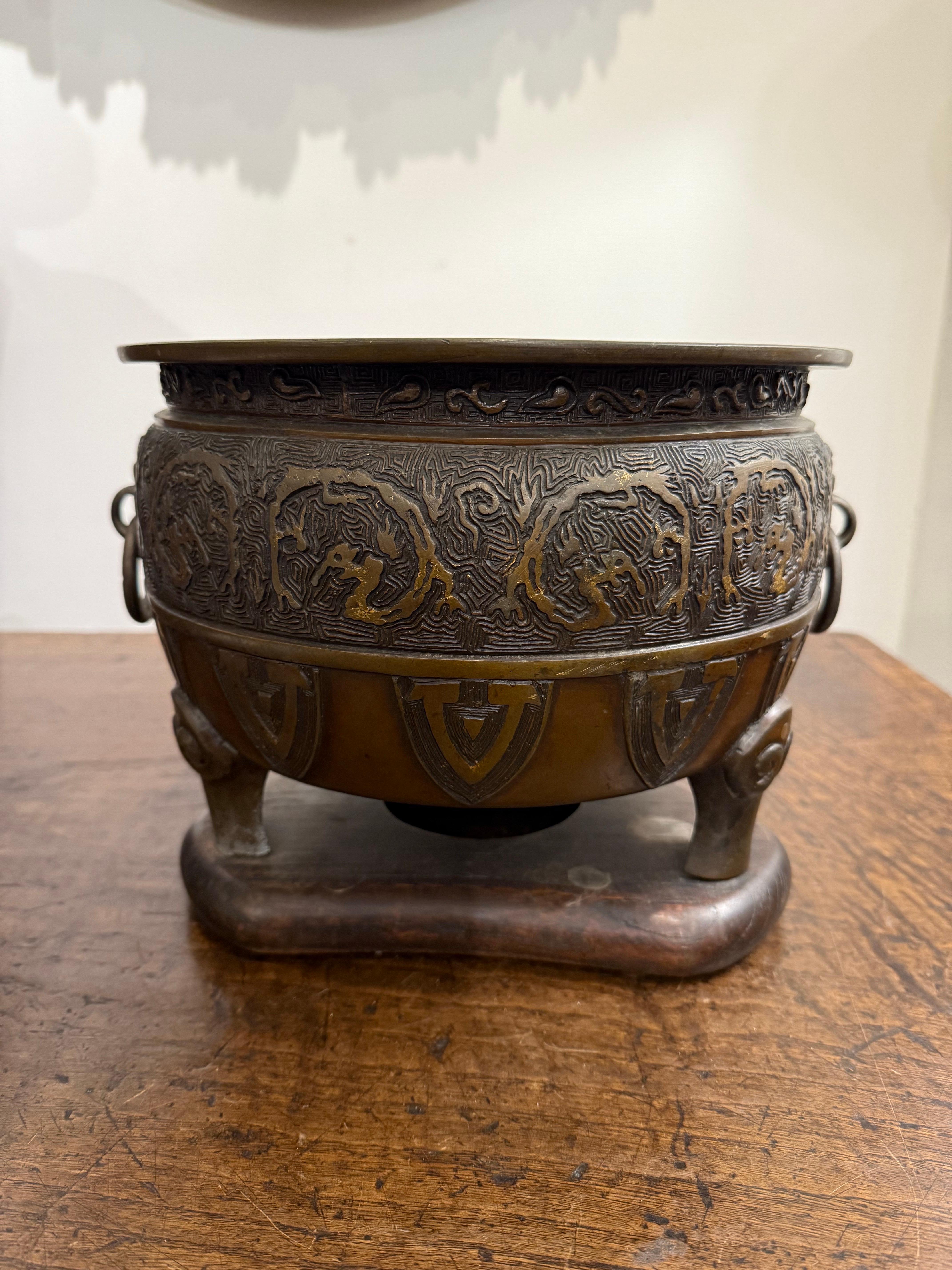 Grand encensoir japonais en bronze moulé, période Meiji, fin du XIXe siècle en vente 6