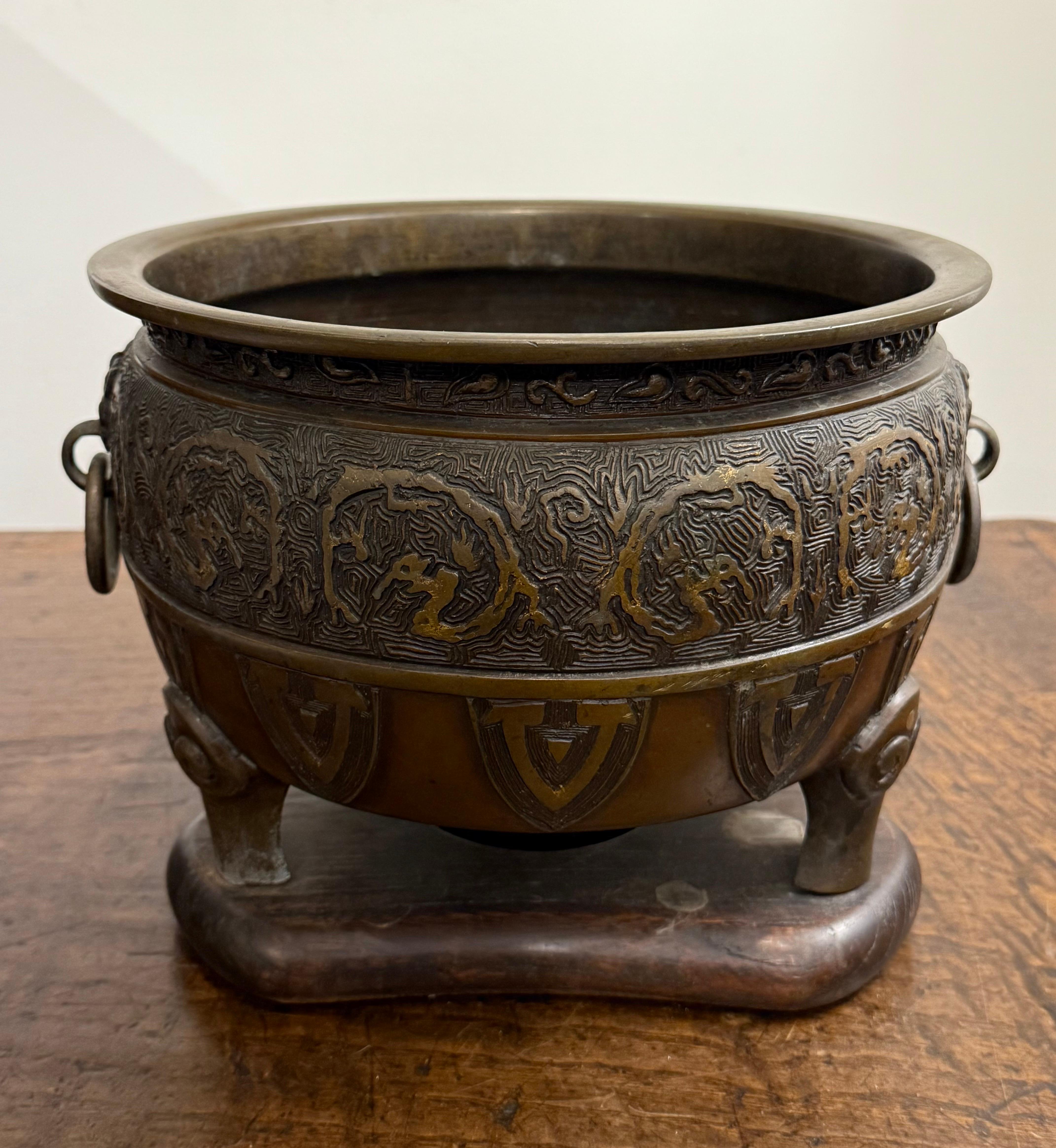 Grand encensoir japonais en bronze moulé, période Meiji, fin du XIXe siècle en vente 7