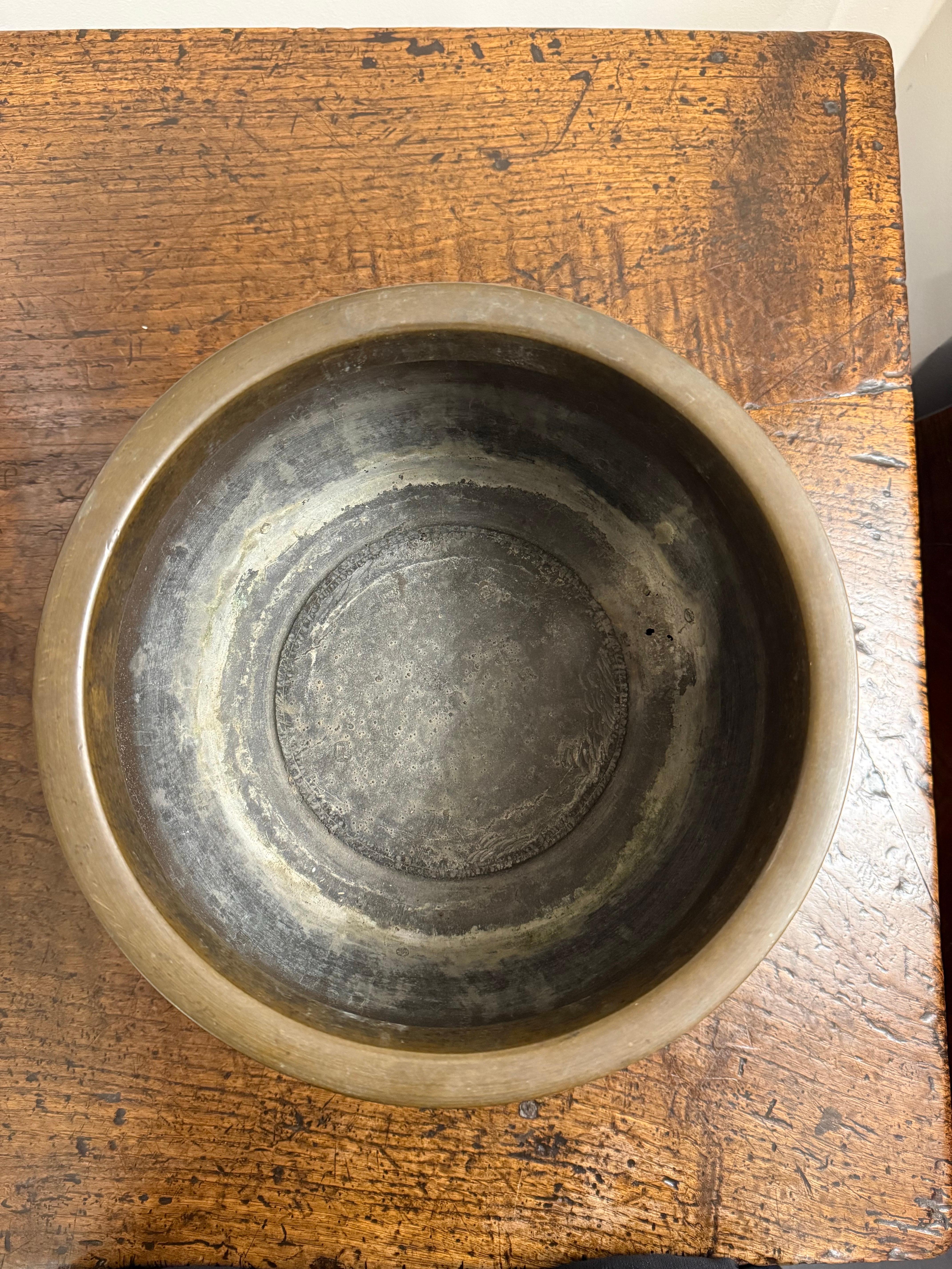 Grand encensoir japonais en bronze moulé, période Meiji, fin du XIXe siècle en vente 8