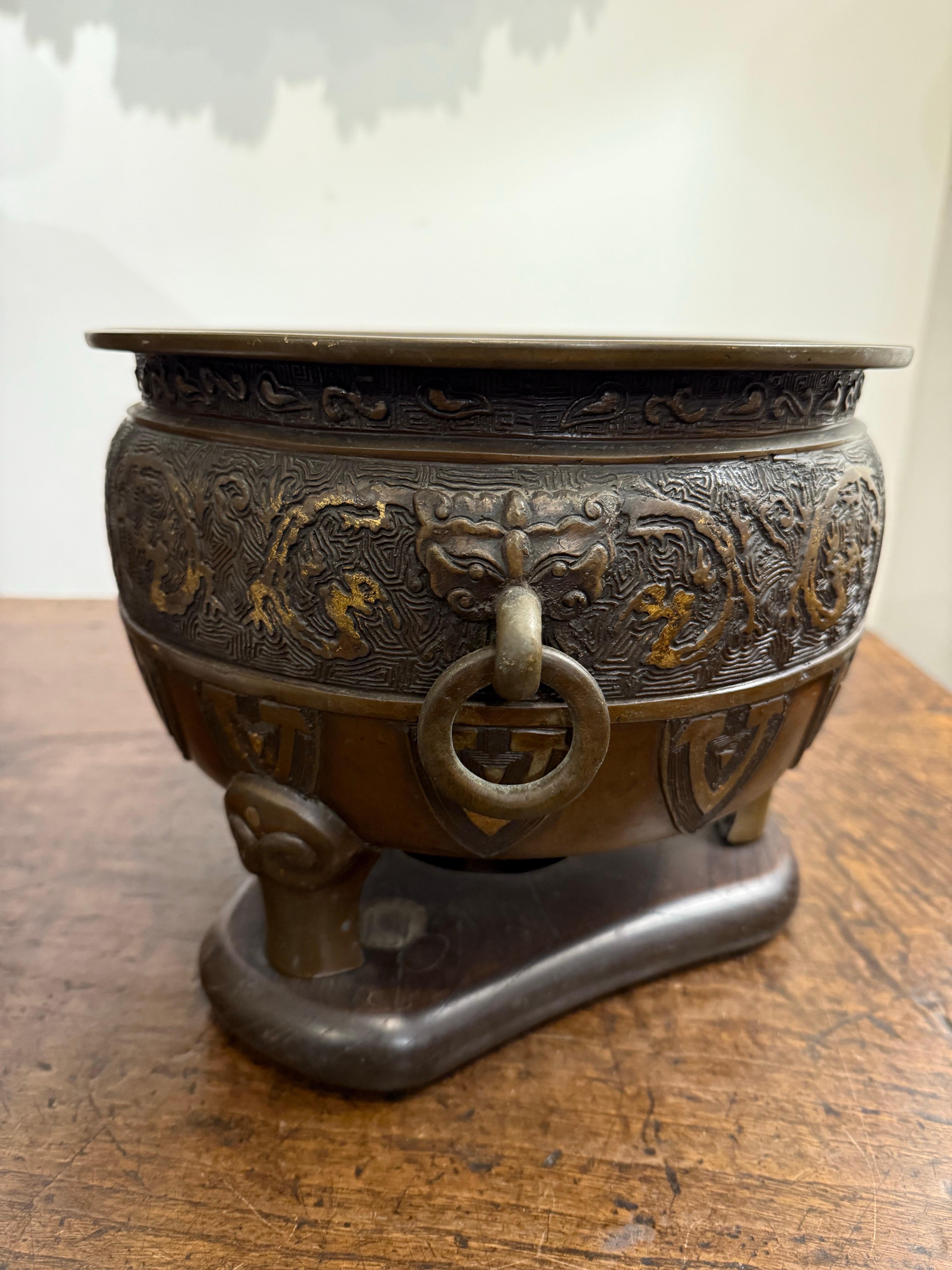 Grand encensoir japonais en bronze moulé, période Meiji, fin du XIXe siècle en vente 9