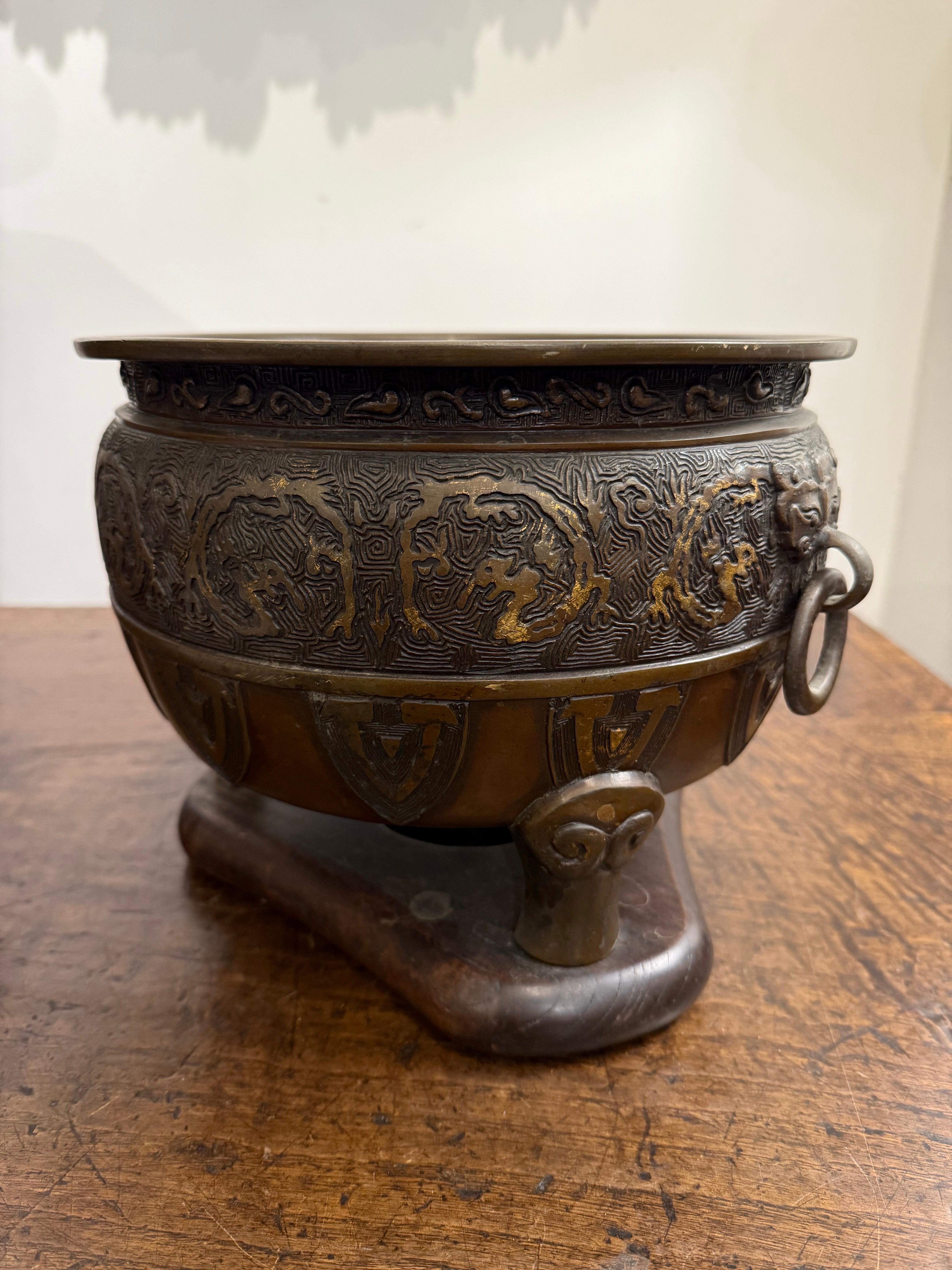 Grand encensoir japonais en bronze moulé, période Meiji, fin du XIXe siècle en vente 10