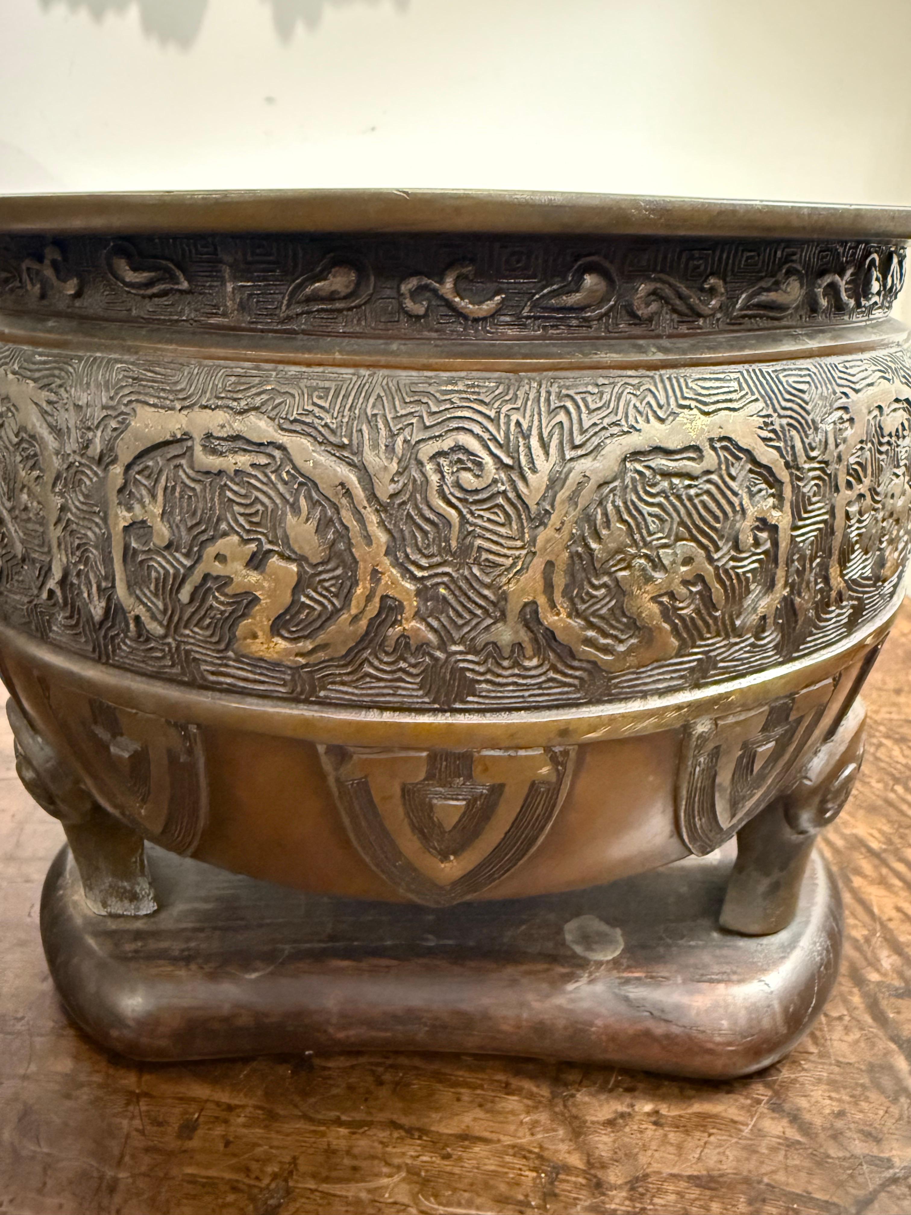 Bronze Grand encensoir japonais en bronze moulé, période Meiji, fin du XIXe siècle en vente