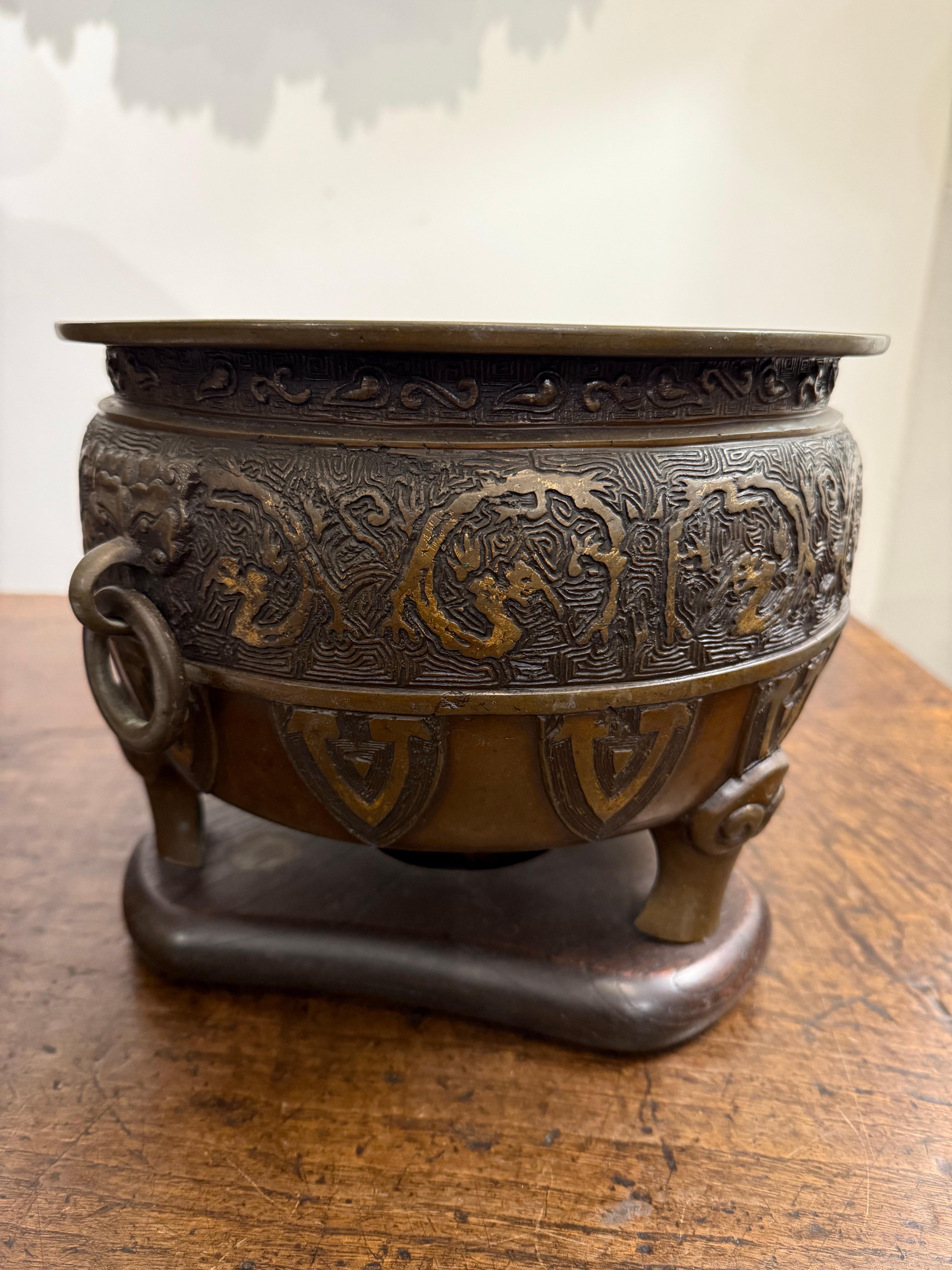 Grand encensoir japonais en bronze moulé, période Meiji, fin du XIXe siècle en vente 1