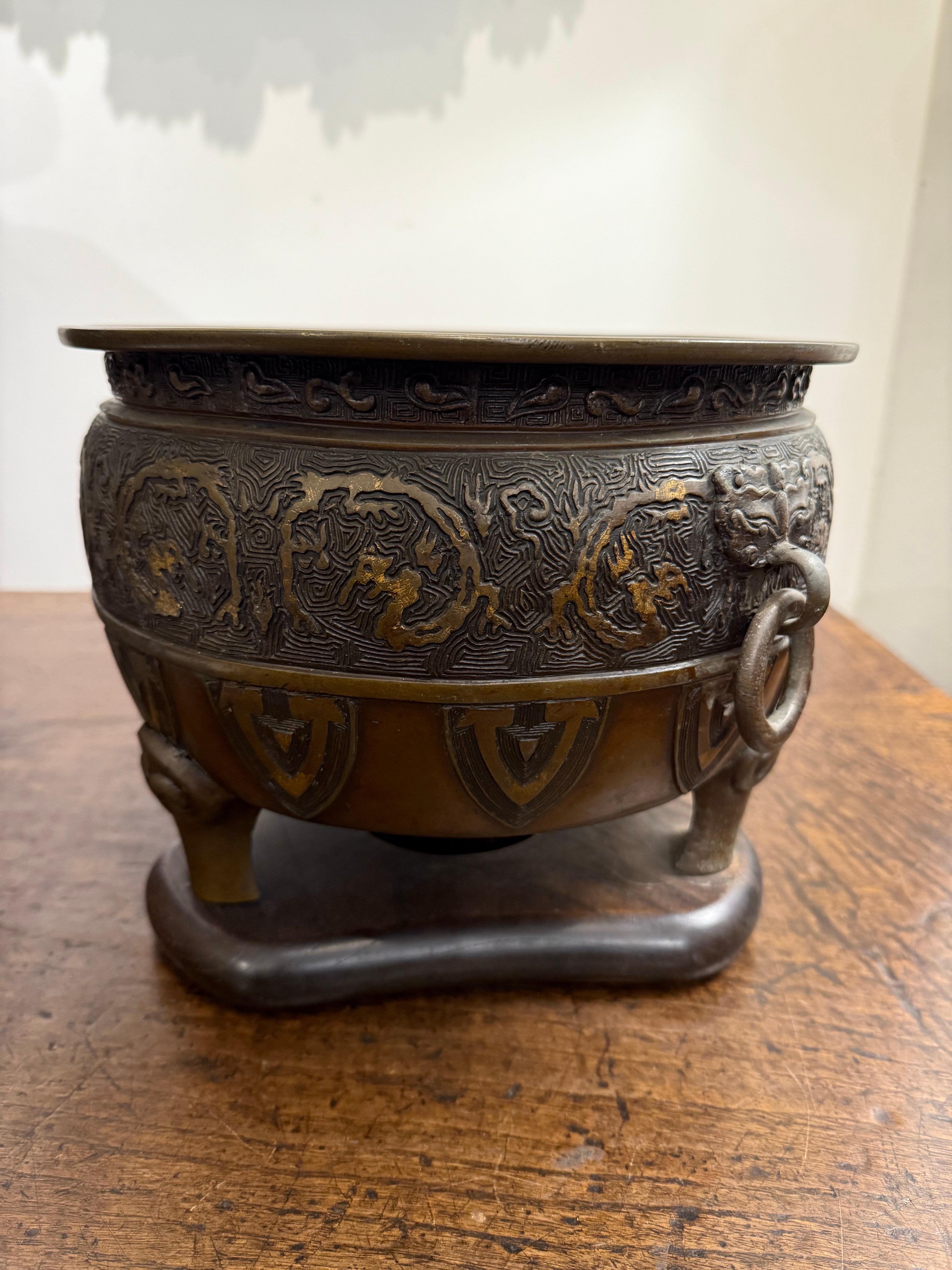 Grand encensoir japonais en bronze moulé, période Meiji, fin du XIXe siècle en vente 3