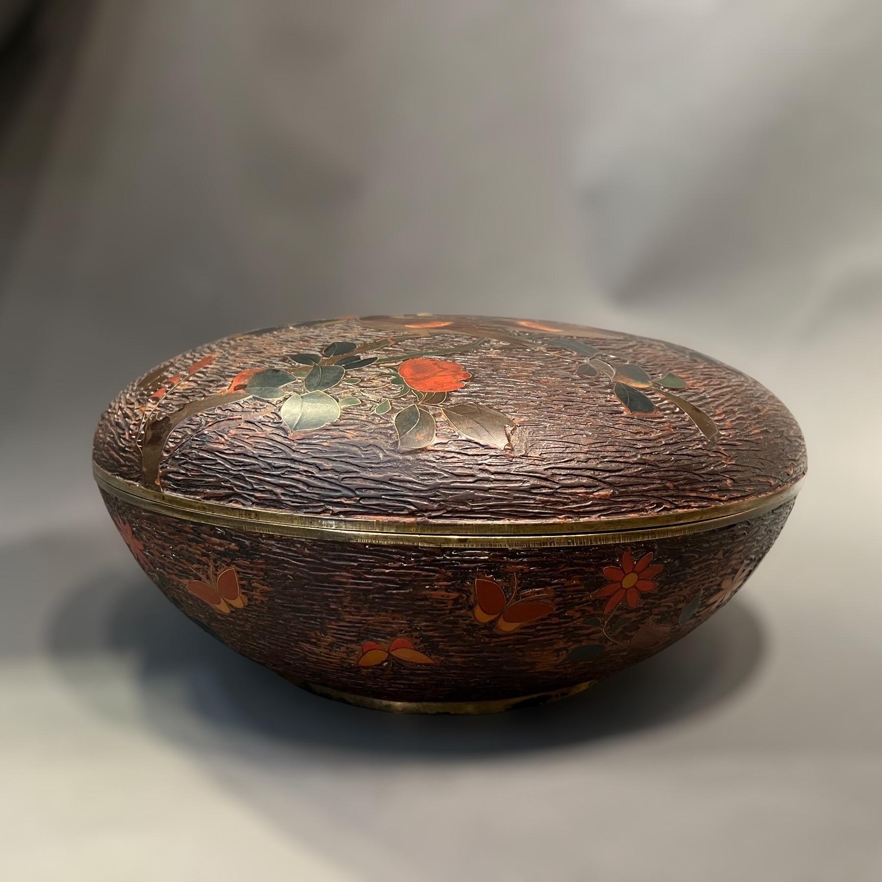 Large Japanese Cloisonné Box and Cover, Japan, Meiji Period, 19th Century  In Good Condition For Sale In PARIS, FR