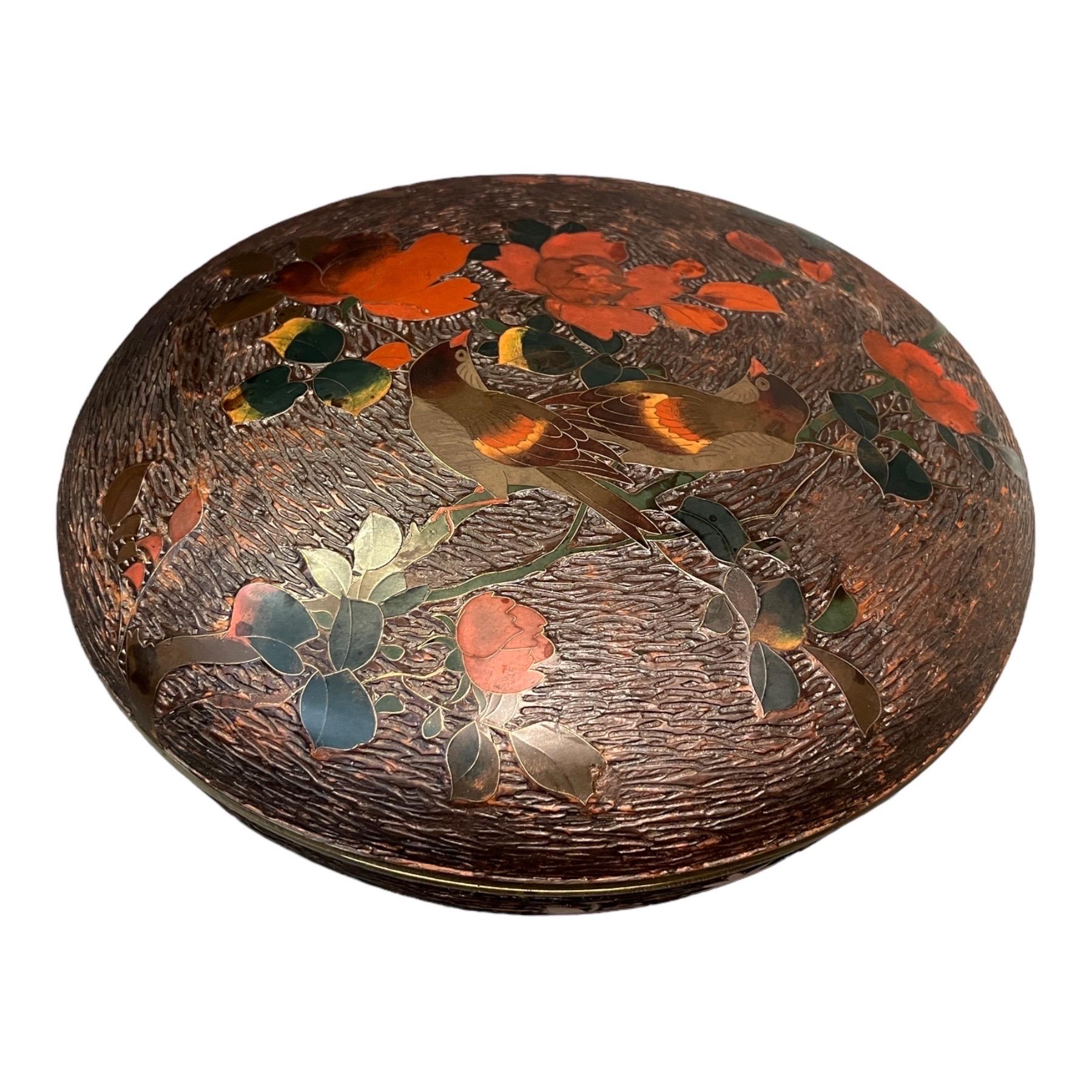 Una gran caja japonesa de cloisonné y tapa, Japón, periodo Meiji, siglo XIX en venta