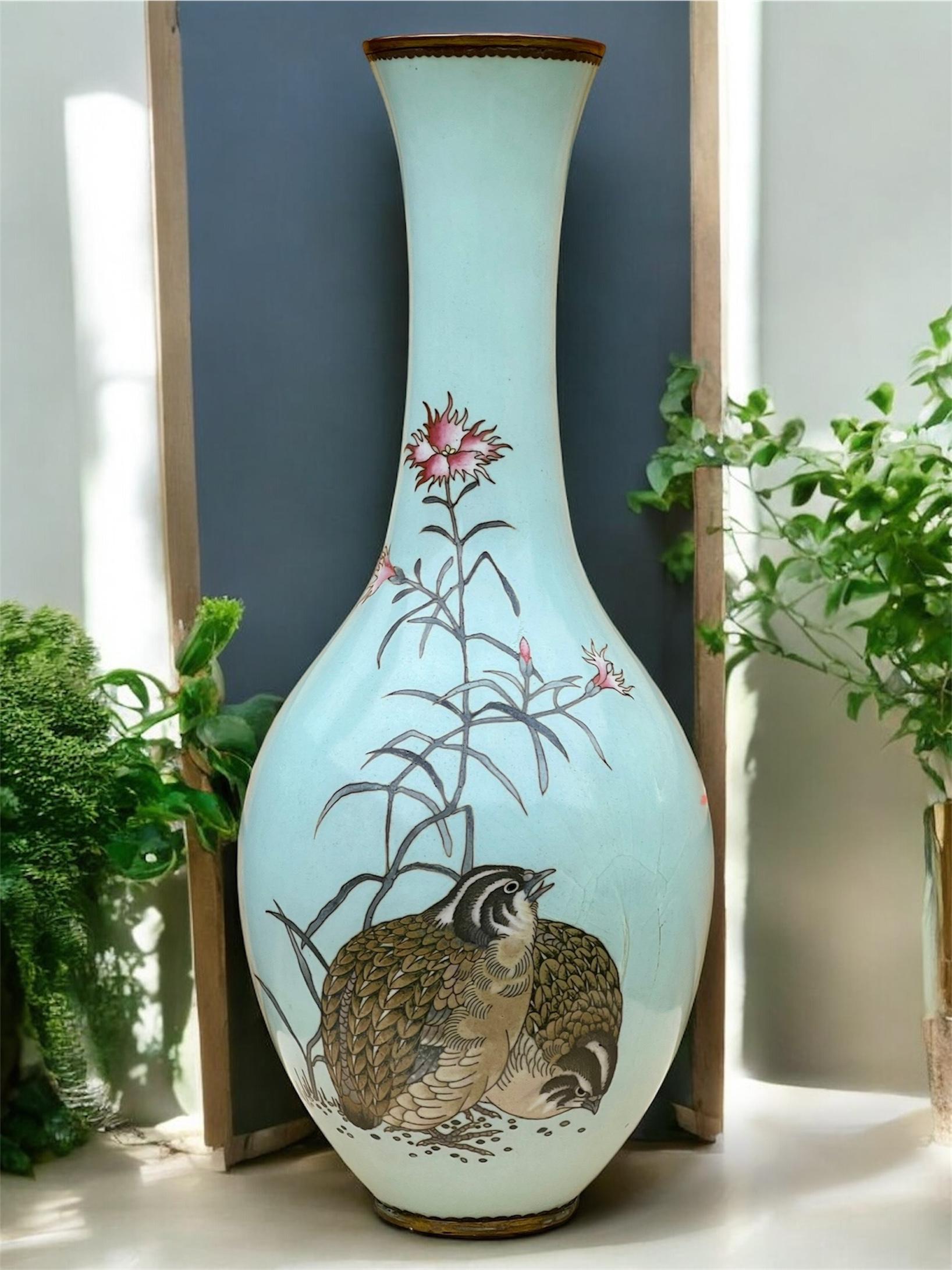 Un grande vaso a bottiglia giapponese in smalto cloisonné nello stile di Namikawa Sōsuke, con quaglie e fiori d'autunno

Epoca Meiji (1868-1912), circa fine XIX secolo

Di corpo globoso con collo alto e sottile e bordo estroflesso, finemente