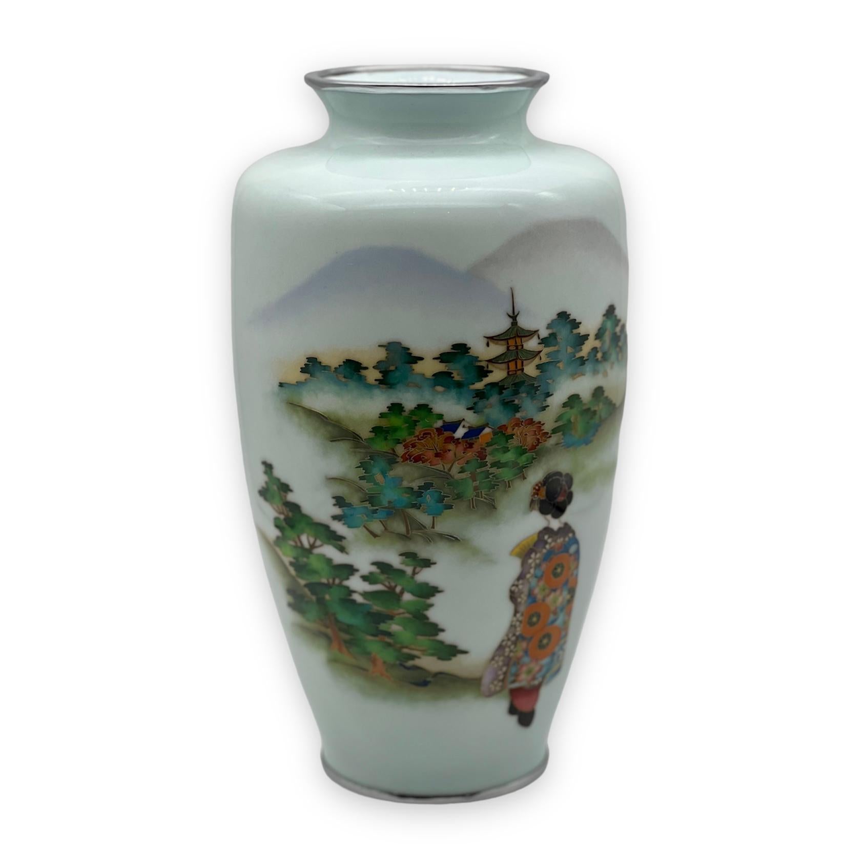 Grand vase en émail cloisonné japonais attribué à Ando Jubei.

Période Taisho (1912 - 1926)

Un grand vase balustre en cloisonné-émail travaillé en fil de musen et d'argent de différents calibres et décoré d'une dame japonaise en robe traditionnelle