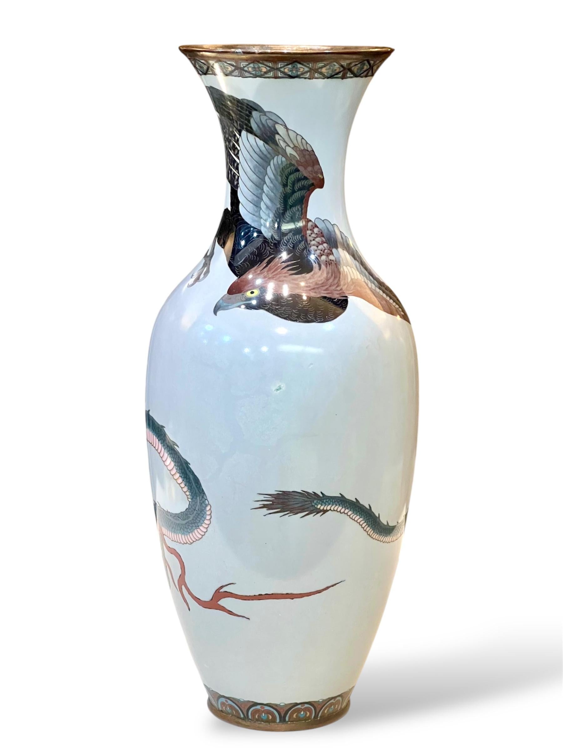 Eine große japanische Cloisonné-Emaille-Vase, Dragon&Hawk. Meiji-Ära im Angebot 5