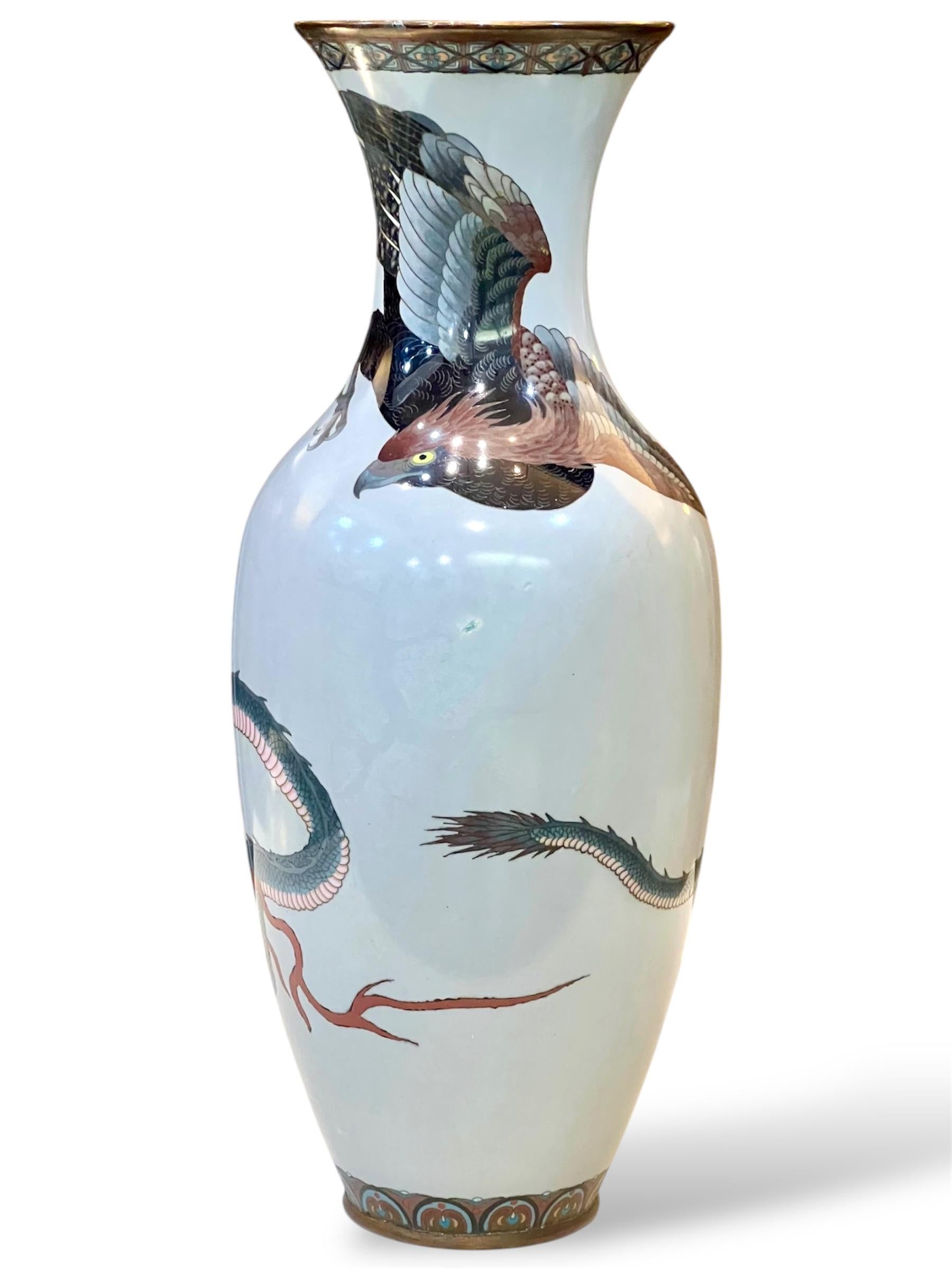 Eine große japanische Cloisonné-Emaille-Vase, Dragon&Hawk. Meiji-Ära im Angebot 6