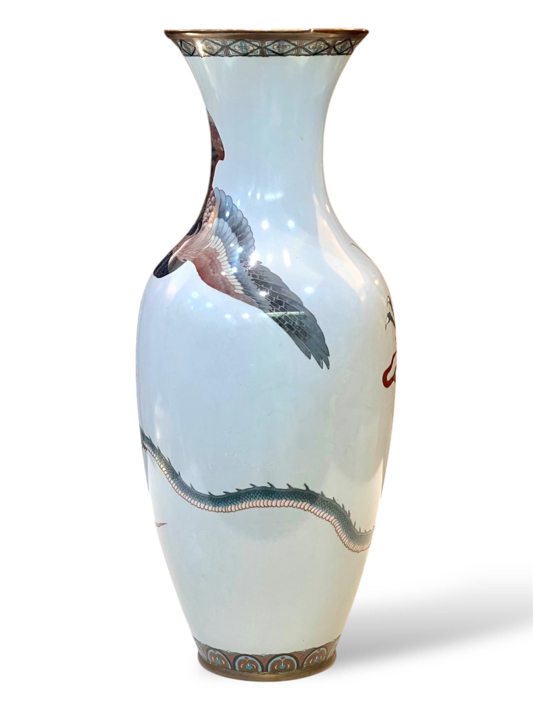 Eine große japanische Cloisonné-Emaille-Vase, Dragon&Hawk. Meiji-Ära im Angebot 7