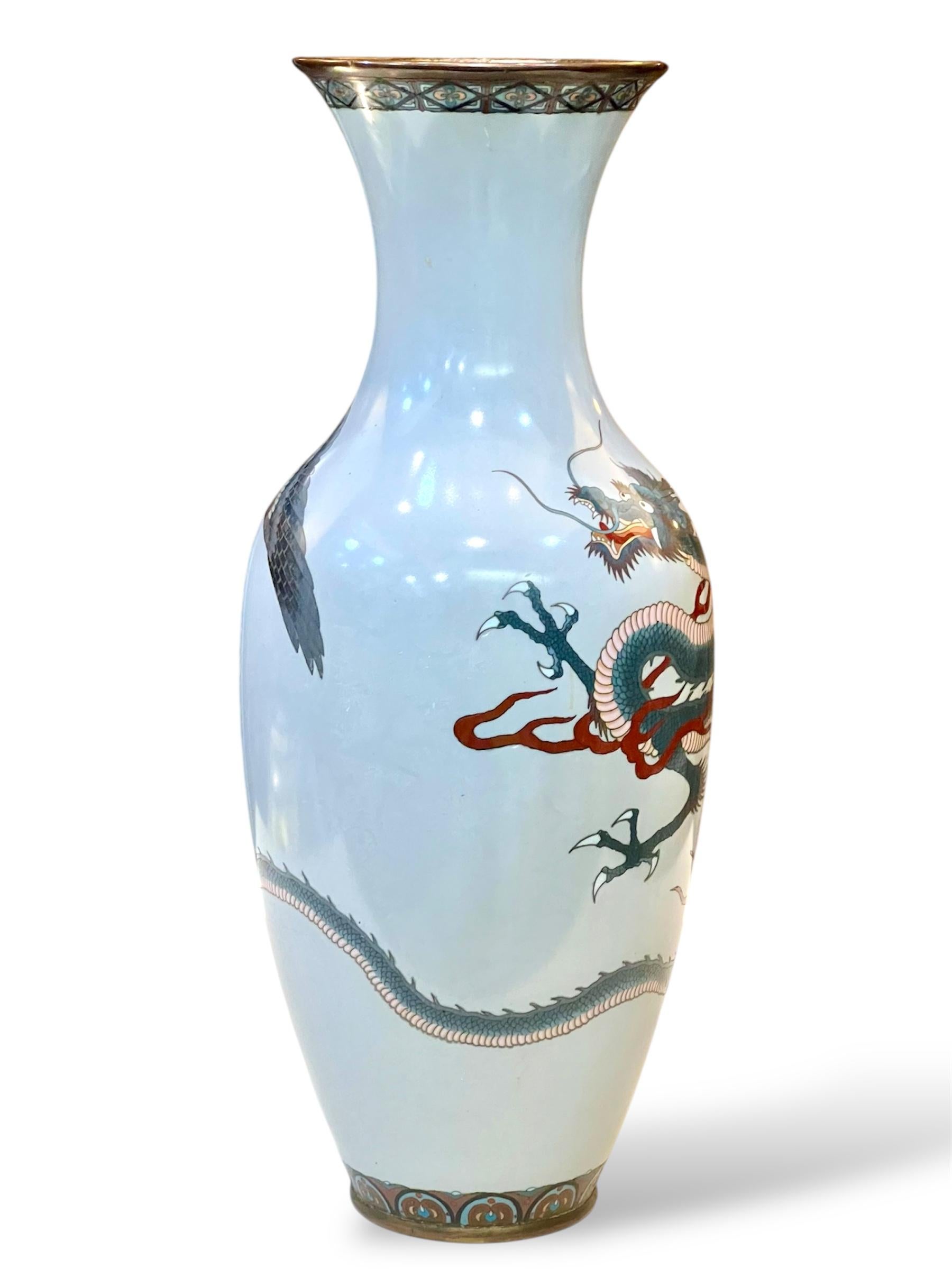 Eine große japanische Cloisonné-Emaille-Vase, Dragon&Hawk. Meiji-Ära im Angebot 8