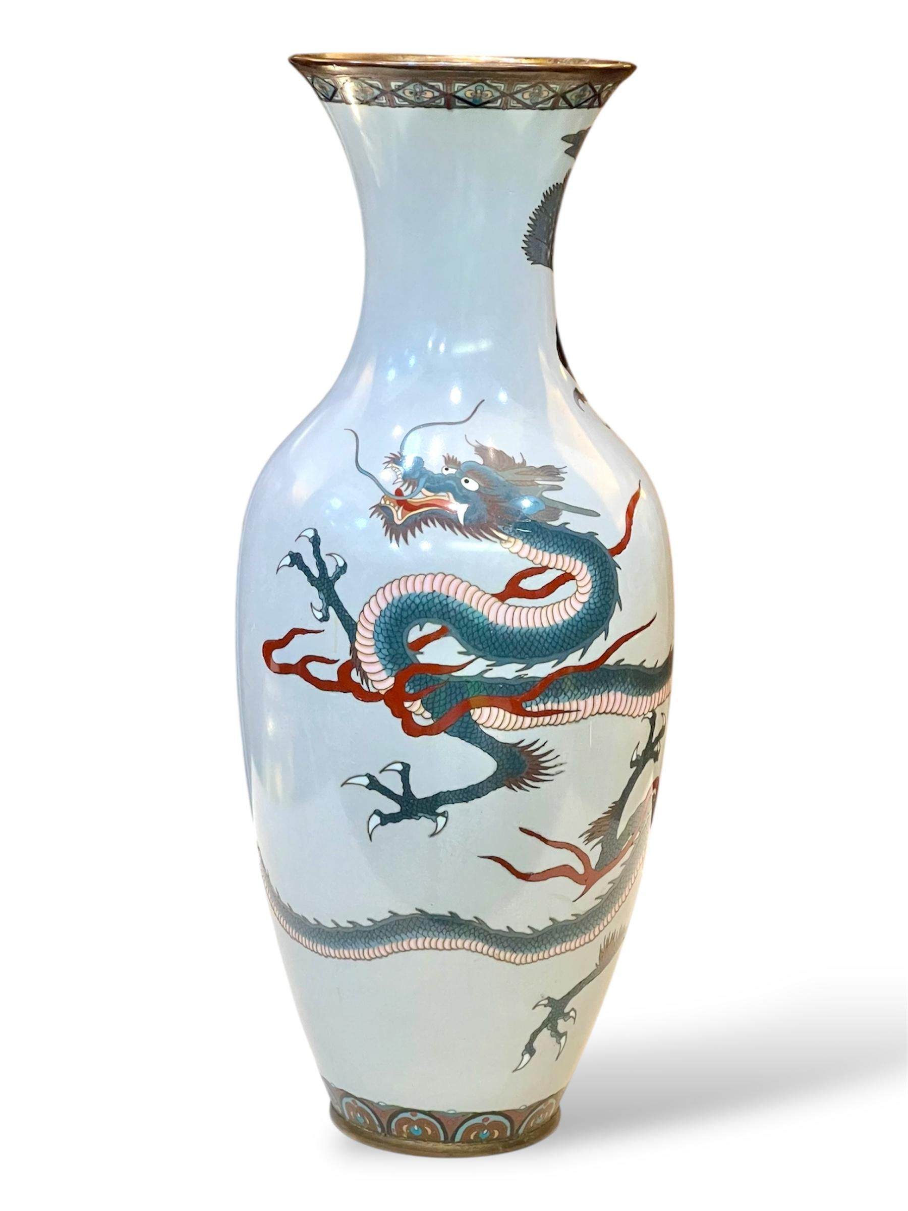 Eine große japanische Cloisonné-Emaille-Vase, Dragon&Hawk. Meiji-Ära im Angebot 9