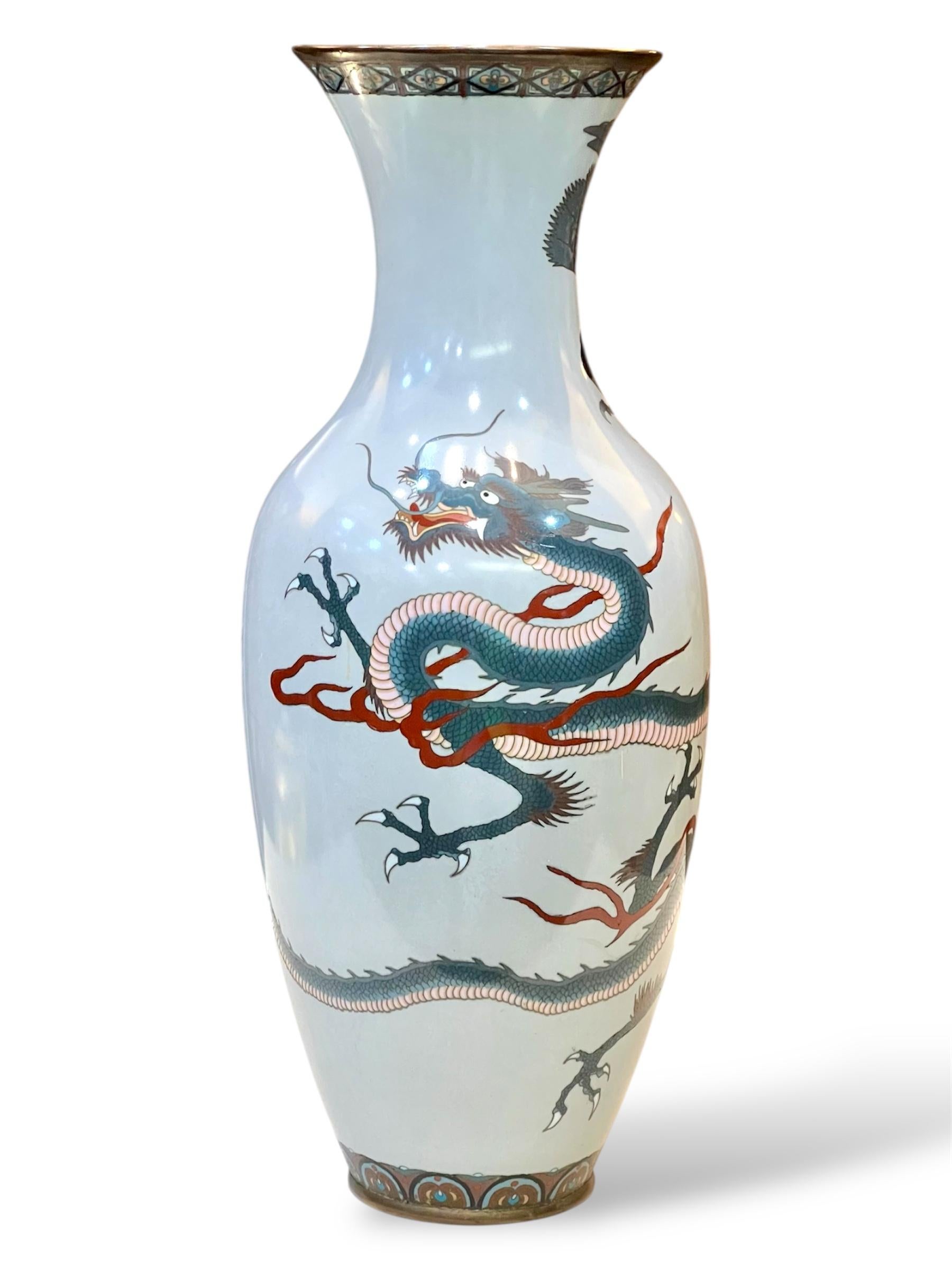 Eine große japanische Cloisonné-Emaille-Vase, Dragon&Hawk. Meiji-Ära im Angebot 10