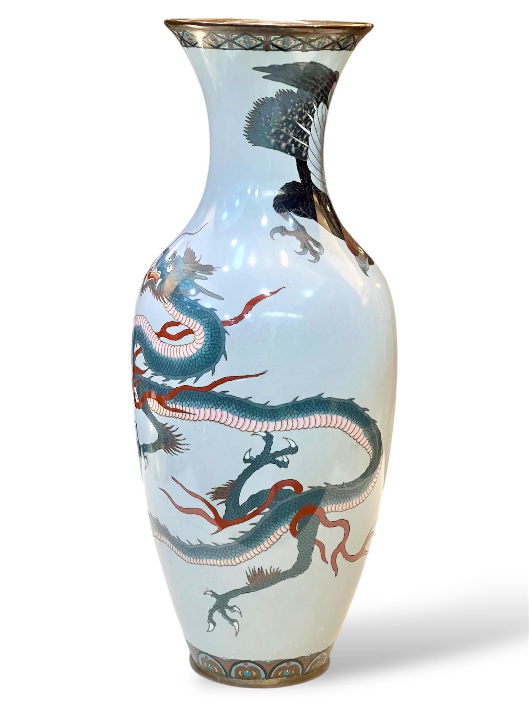 Eine große japanische Cloisonné-Emaille-Vase, Dragon&Hawk. Meiji-Ära im Angebot 11