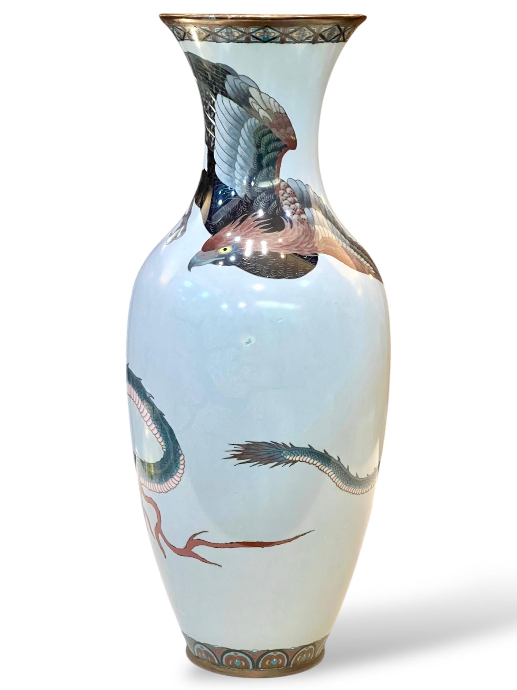 Eine große japanische Cloisonné-Emaille-Vase, Dragon&Hawk. Meiji-Ära im Angebot 12
