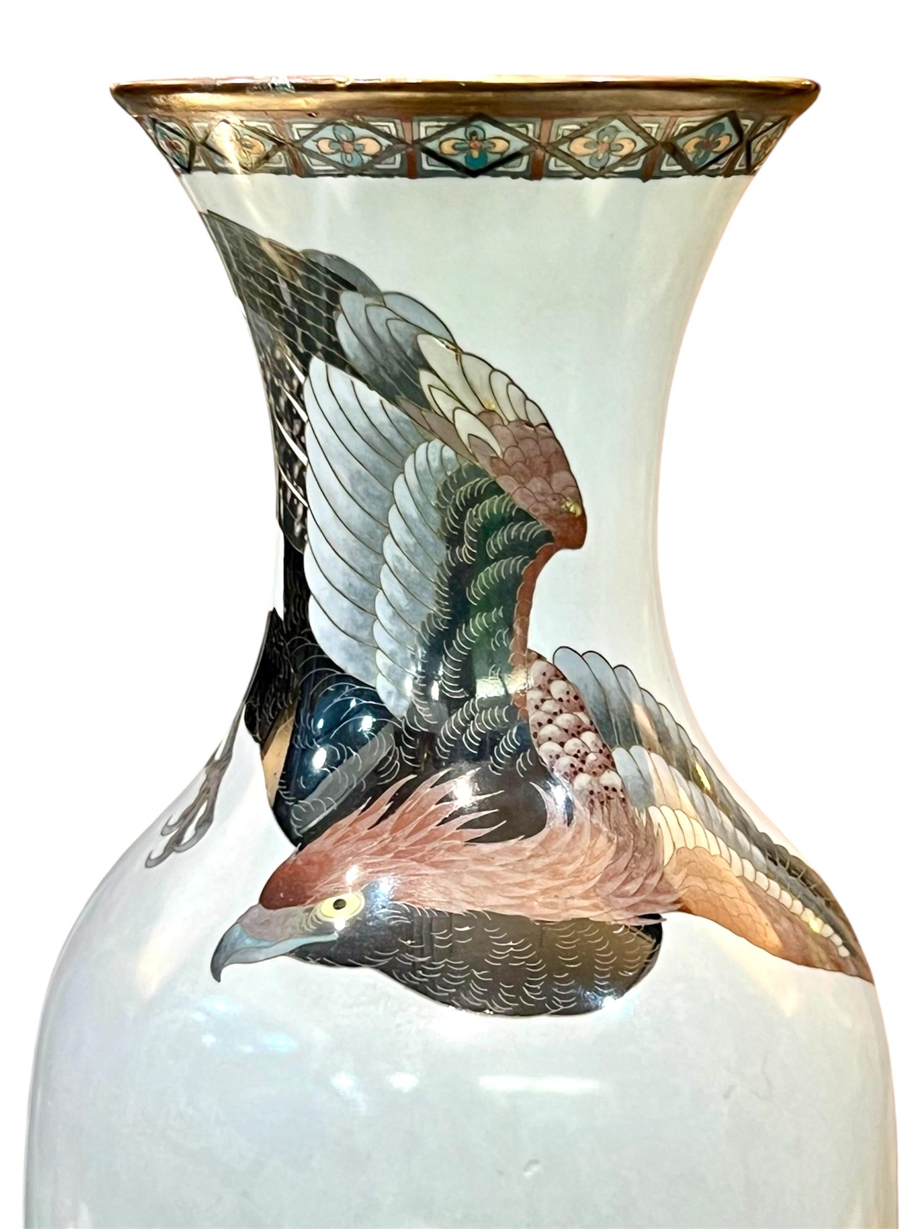 Eine große japanische Cloisonné-Emaille-Vase, Dragon&Hawk. Meiji-Ära im Angebot 14