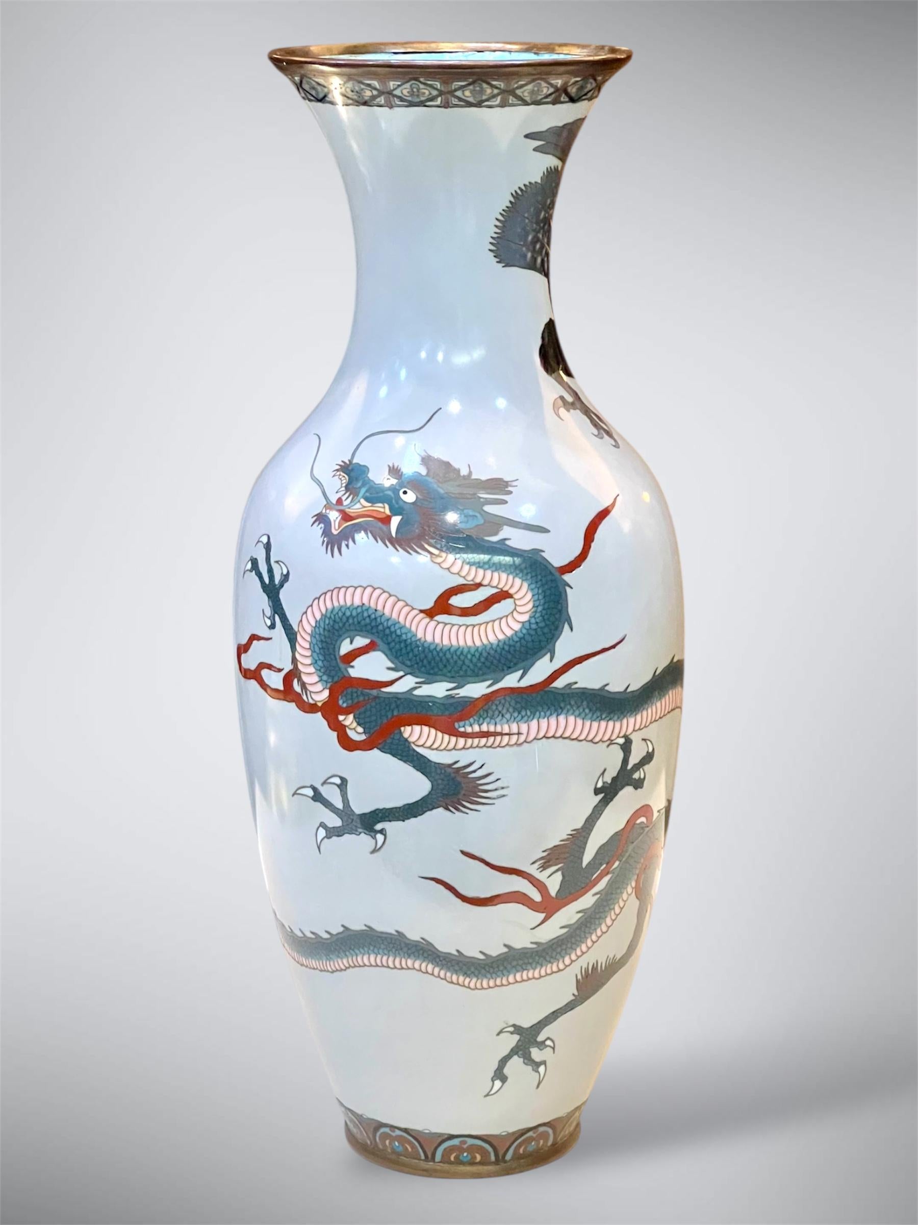 
Eine große japanische Cloisonné-Emaille-Vase
Meiji-Ära (1868-1912)
Hohe, elegante Balusterform mit ausgestelltem Hals, fein gearbeitet mit polychromen Emaillen und Silberdraht auf zartblauem Grund. Der Körper ist mit einem großen, gewundenen