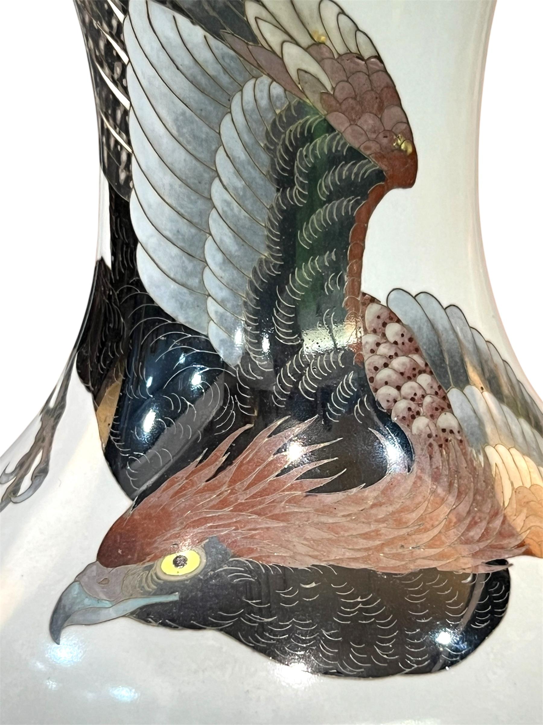 Eine große japanische Cloisonné-Emaille-Vase, Dragon&Hawk. Meiji-Ära im Angebot 15