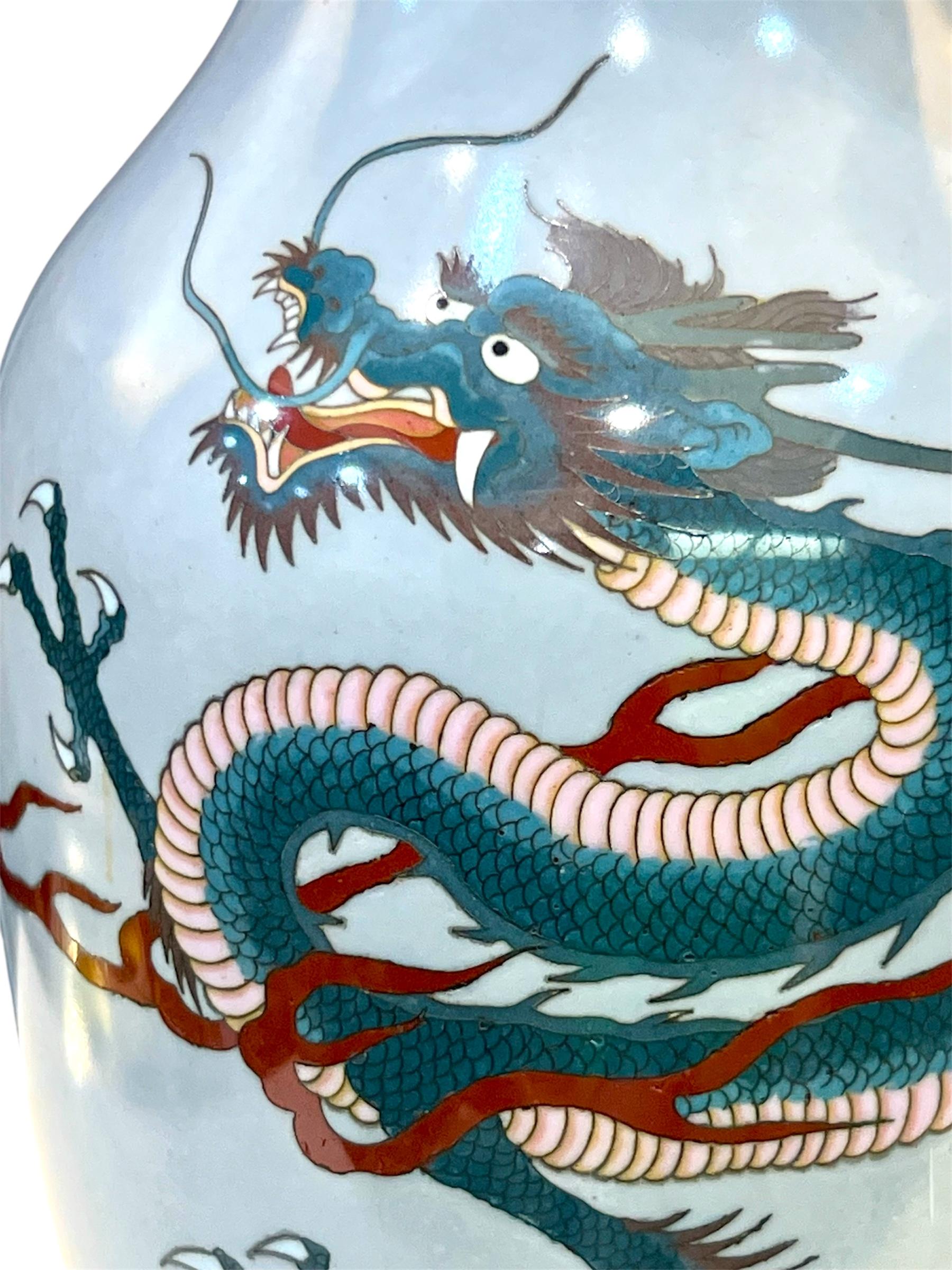 Eine große japanische Cloisonné-Emaille-Vase, Dragon&Hawk. Meiji-Ära (Japanisch) im Angebot