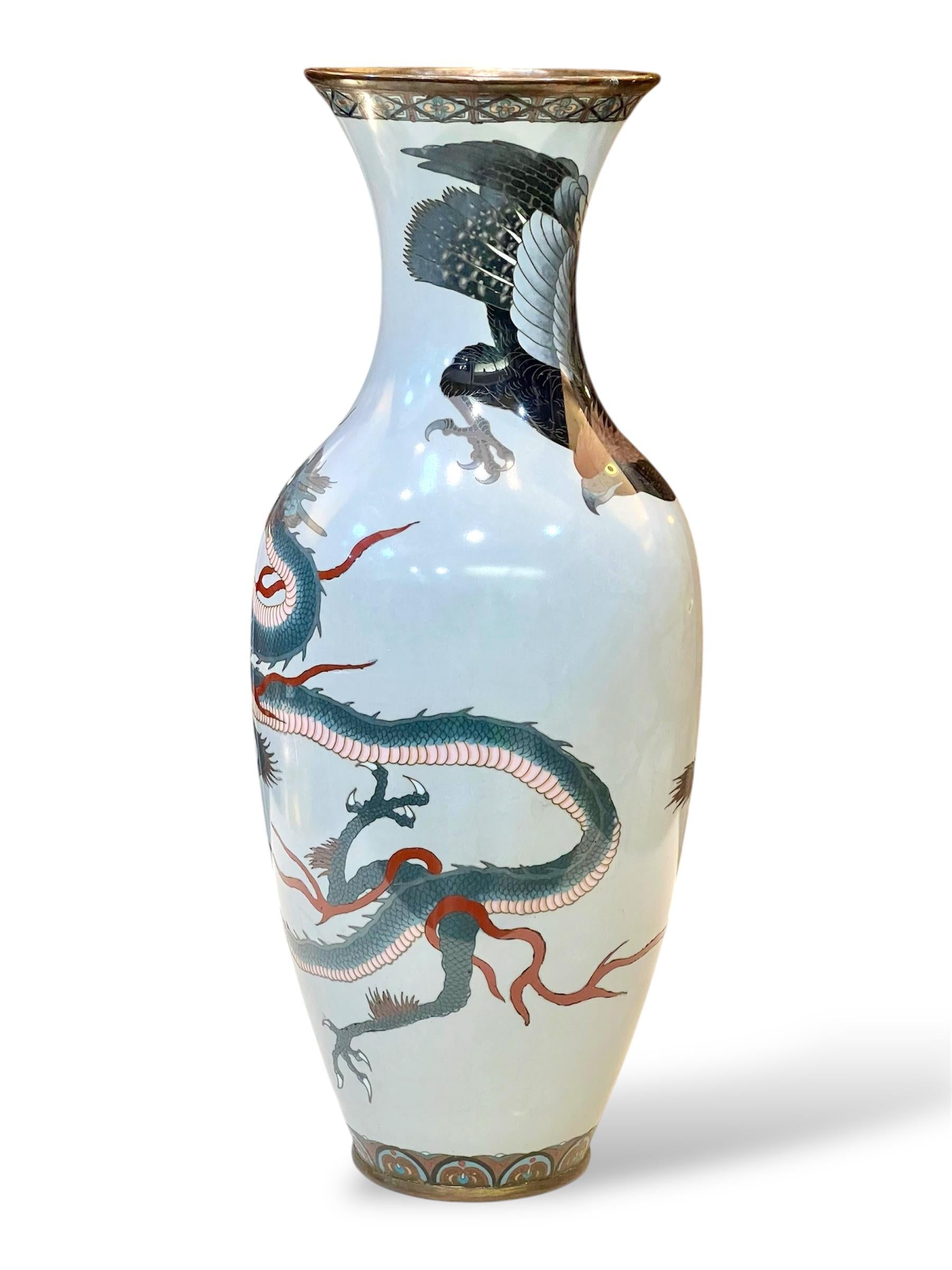 Eine große japanische Cloisonné-Emaille-Vase, Dragon&Hawk. Meiji-Ära im Zustand „Gut“ im Angebot in London, GB