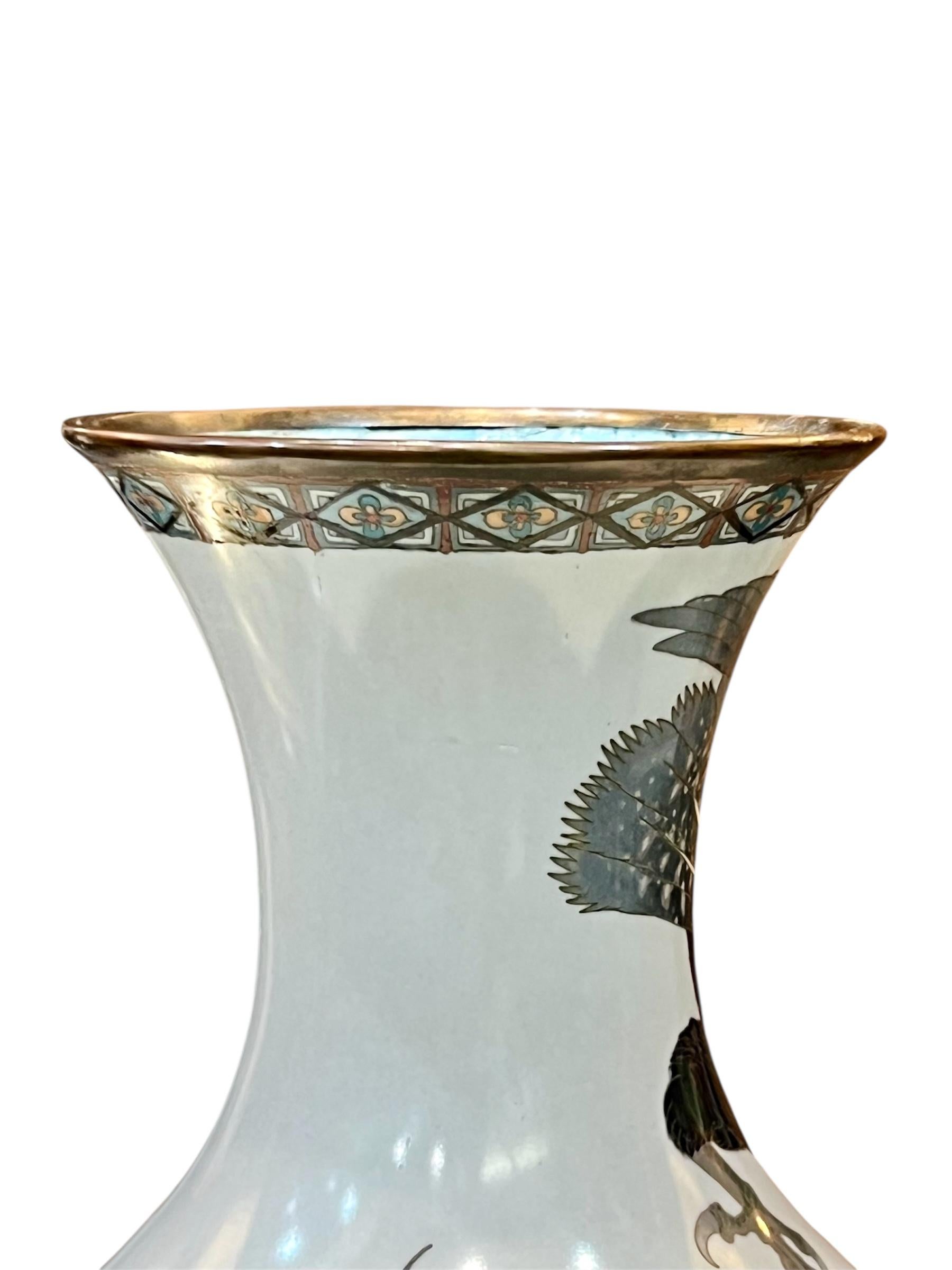 Eine große japanische Cloisonné-Emaille-Vase, Dragon&Hawk. Meiji-Ära (19. Jahrhundert) im Angebot